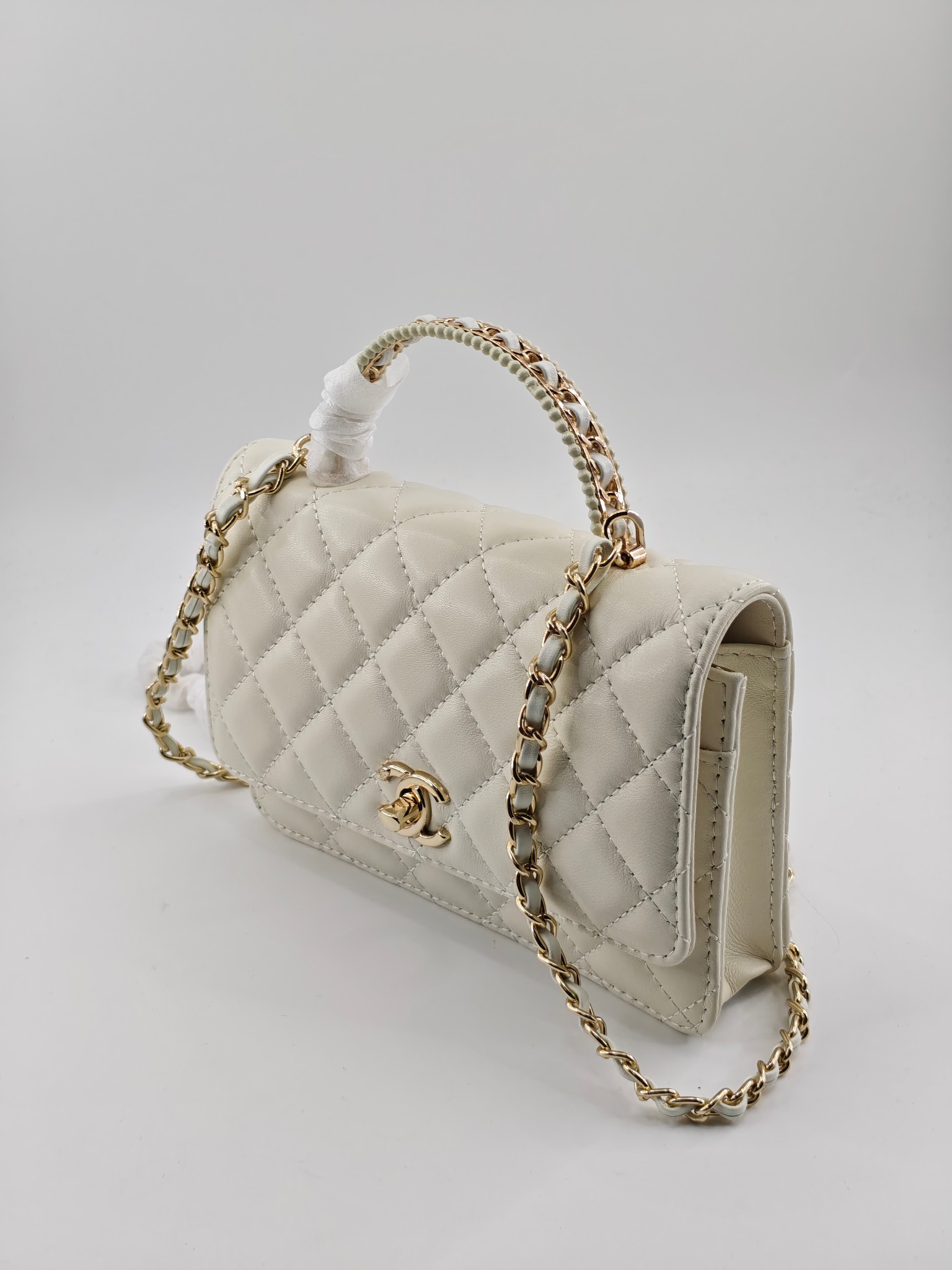 小香菱格休闲包
米白头层小羊皮金扣
实物实拍
尺寸：19/13/4
款号：789
