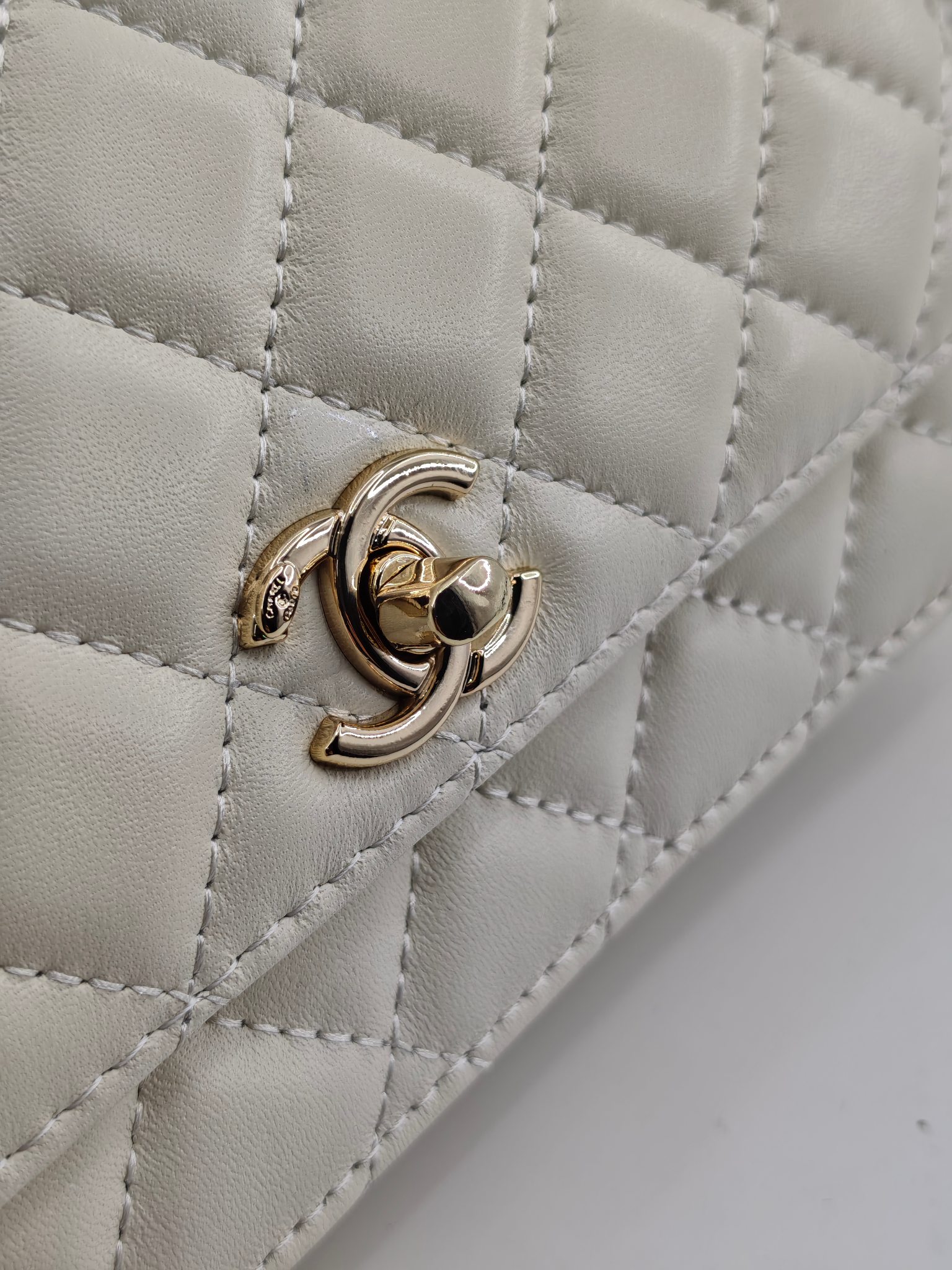 小香菱格休闲包
米白头层小羊皮金扣
实物实拍
尺寸：19/13/4
款号：789
