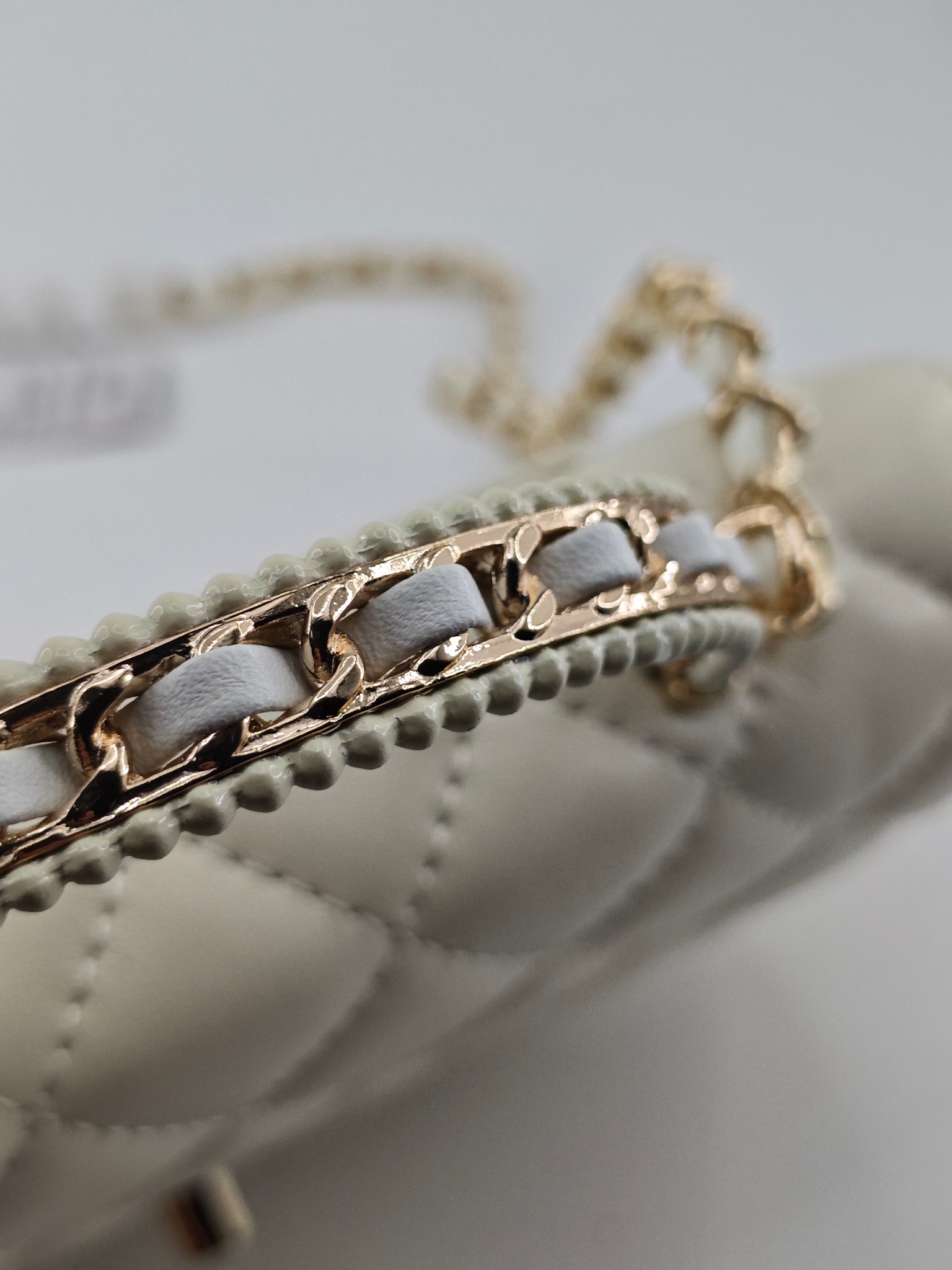 小香菱格休闲包
米白头层小羊皮金扣
实物实拍
尺寸：19/13/4
款号：789
