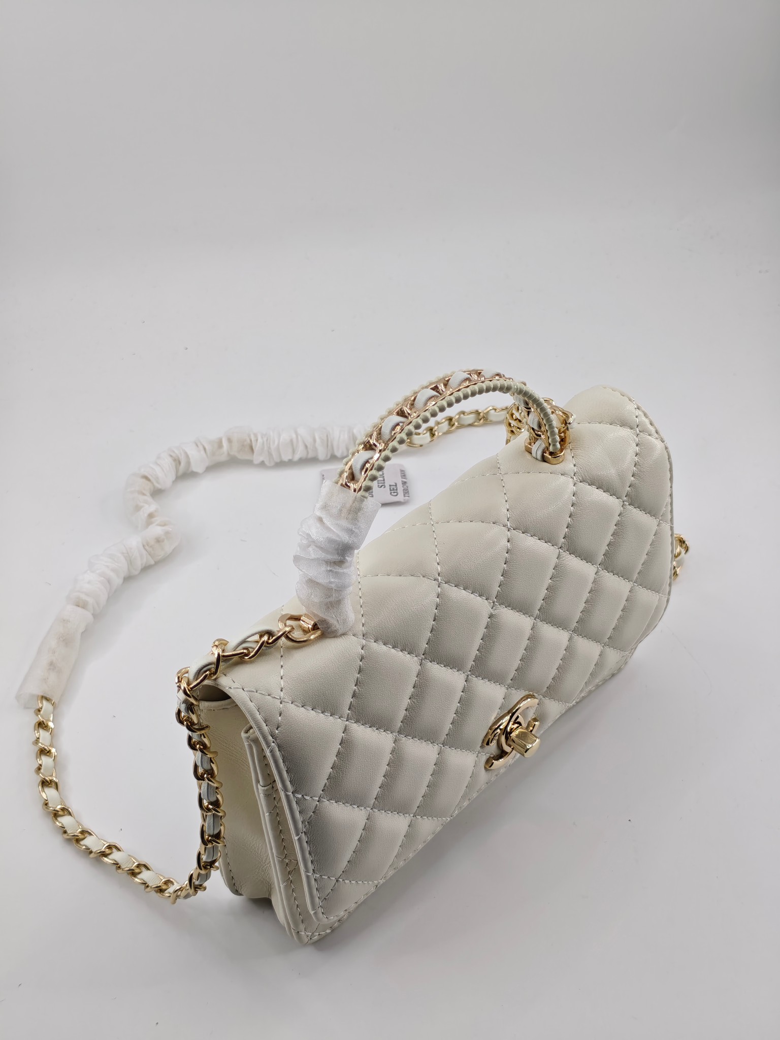 小香菱格休闲包
米白头层小羊皮金扣
实物实拍
尺寸：19/13/4
款号：789
