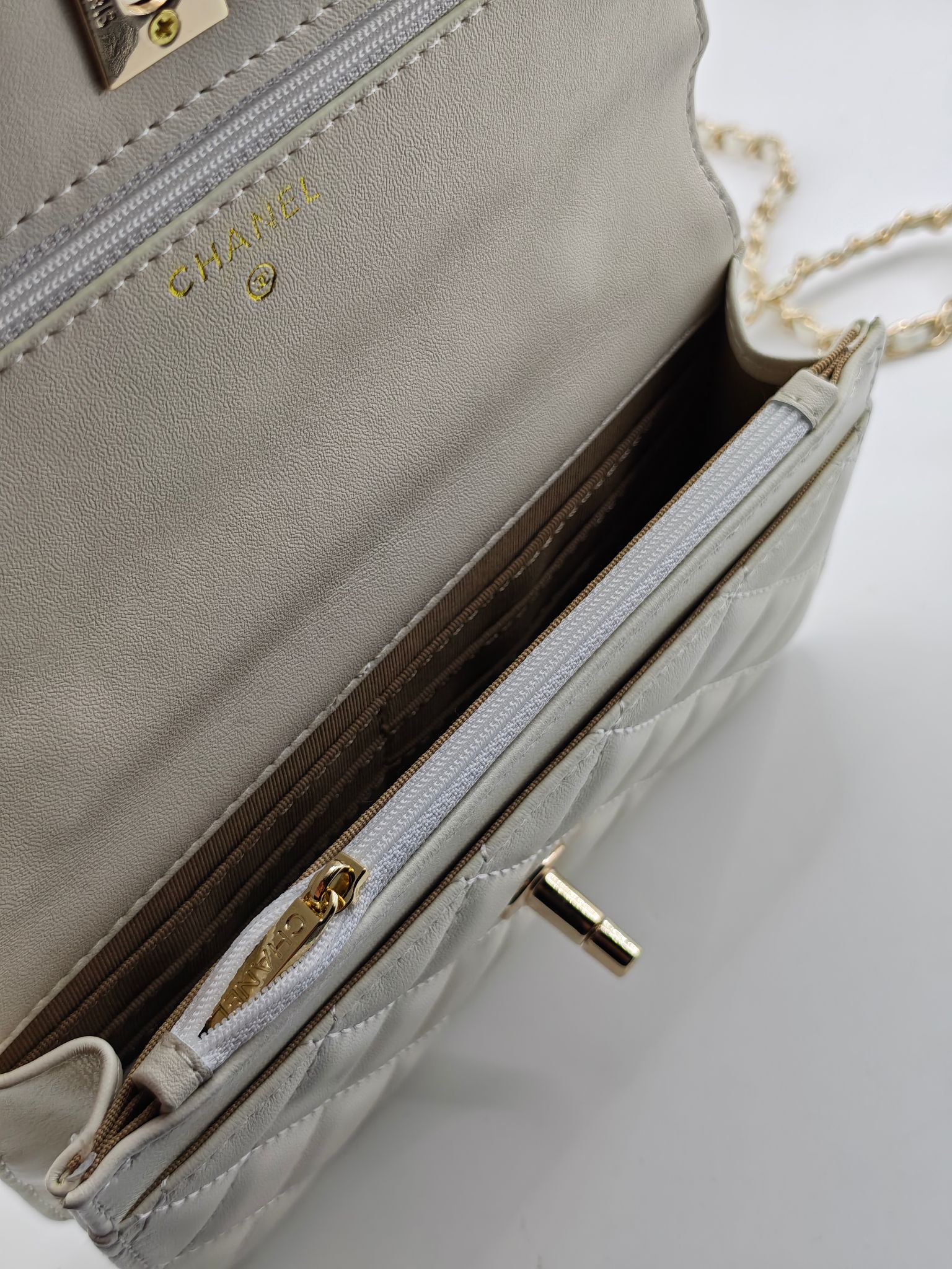 小香菱格休闲包
米白头层小羊皮金扣
实物实拍
尺寸：19/13/4
款号：789
