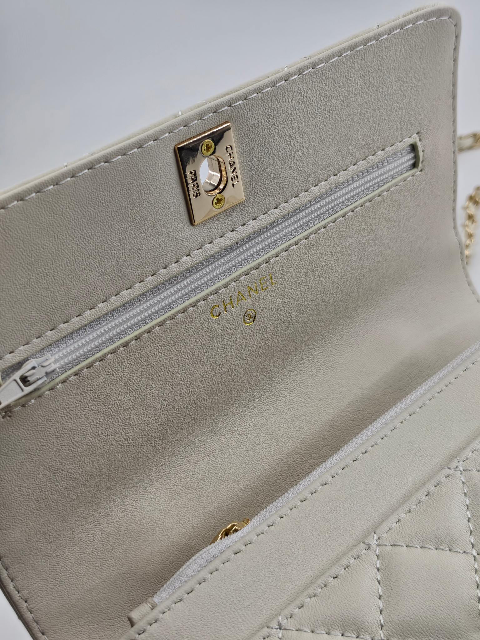 小香菱格休闲包
米白头层小羊皮金扣
实物实拍
尺寸：19/13/4
款号：789
