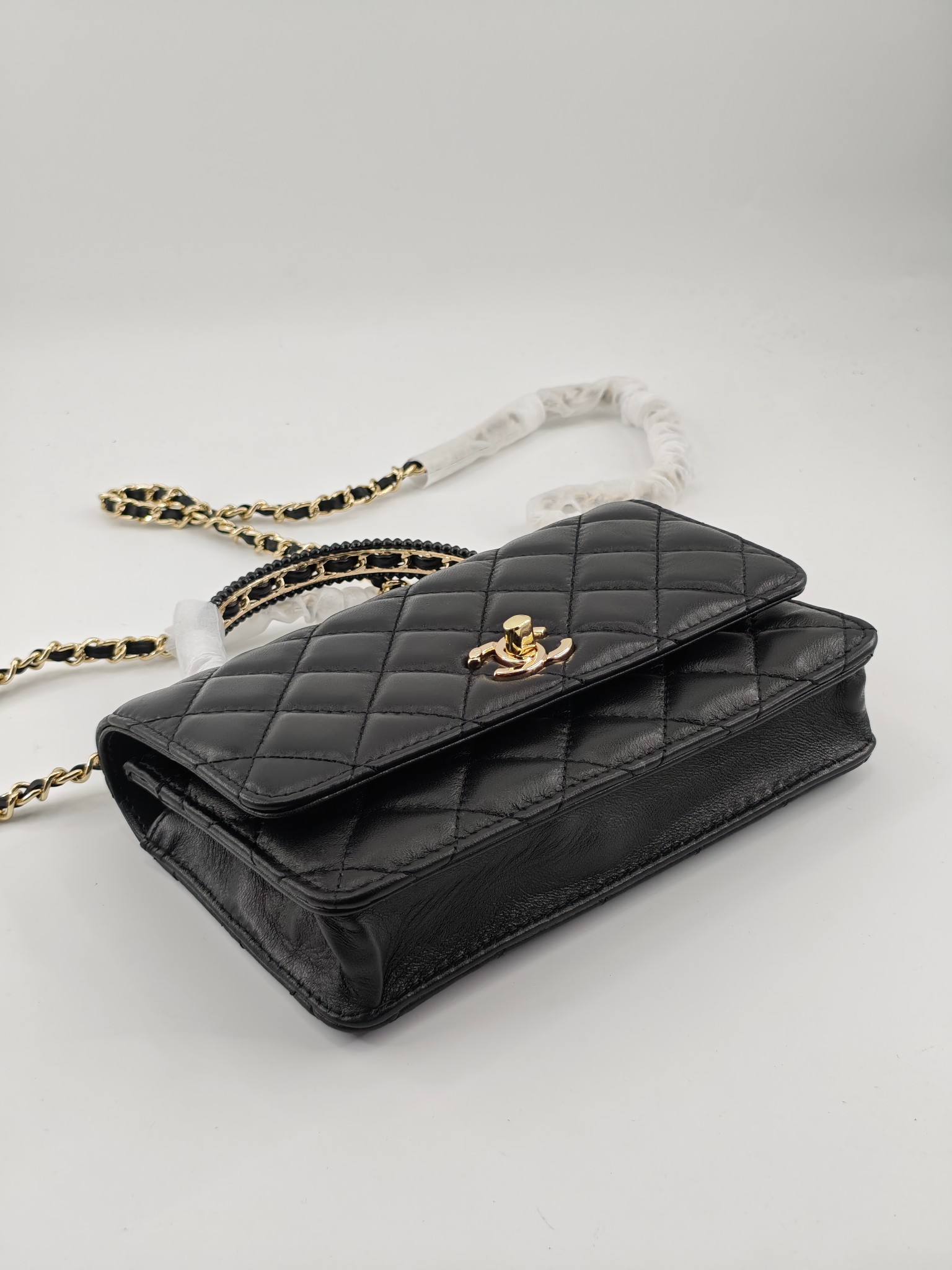 小香菱格休闲包
黑色头层小羊皮金扣
实物实拍
尺寸：19/13/4
款号：789
