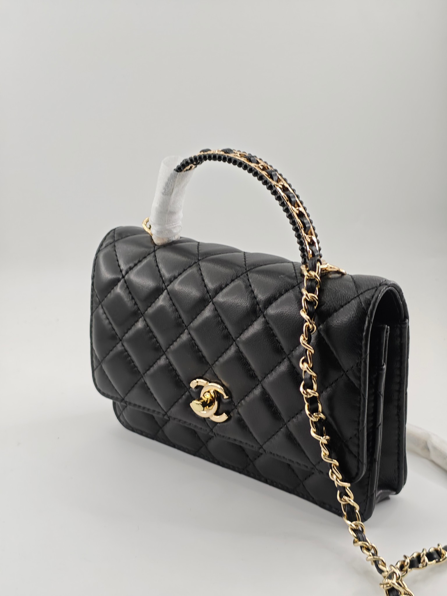 小香菱格休闲包
黑色头层小羊皮金扣
实物实拍
尺寸：19/13/4
款号：789
