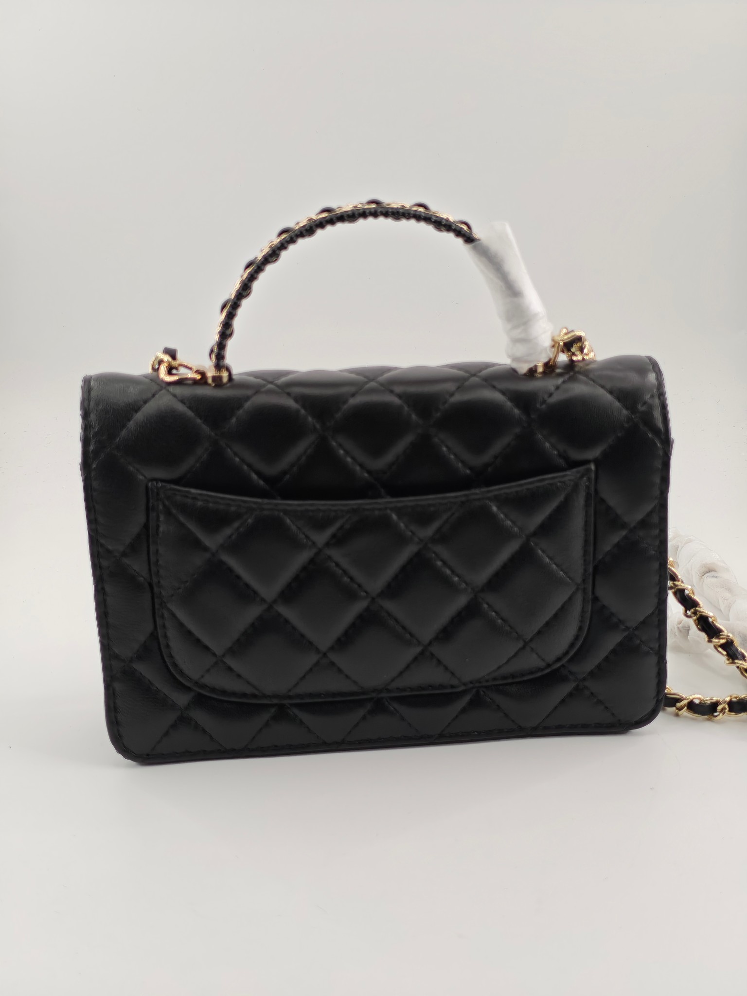 小香菱格休闲包
黑色头层小羊皮金扣
实物实拍
尺寸：19/13/4
款号：789
