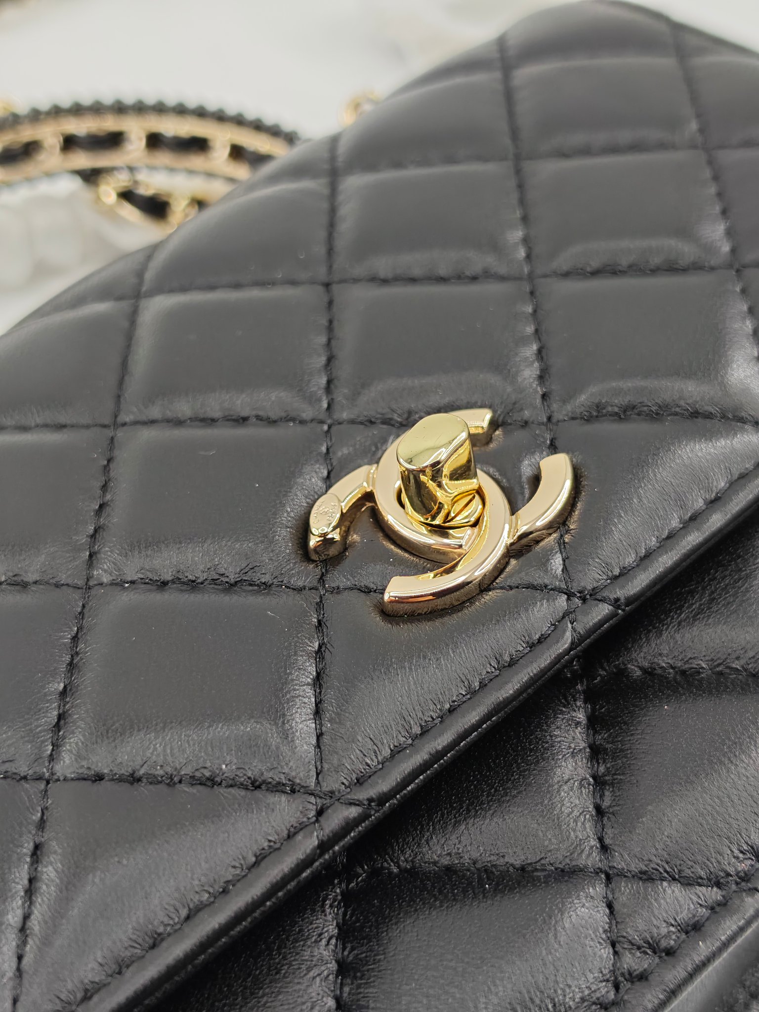 小香菱格休闲包
黑色头层小羊皮金扣
实物实拍
尺寸：19/13/4
款号：789
