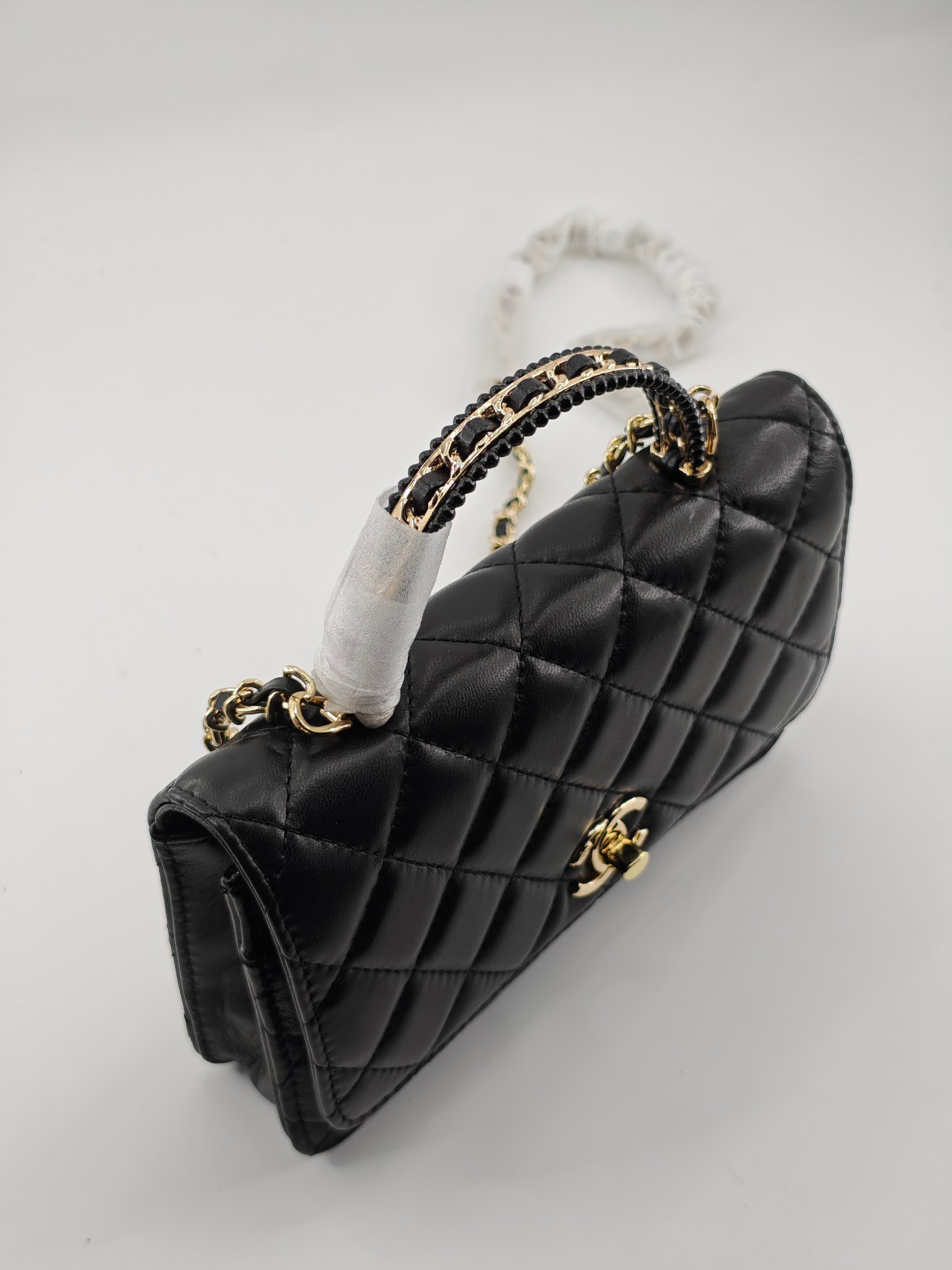 小香菱格休闲包
黑色头层小羊皮金扣
实物实拍
尺寸：19/13/4
款号：789
