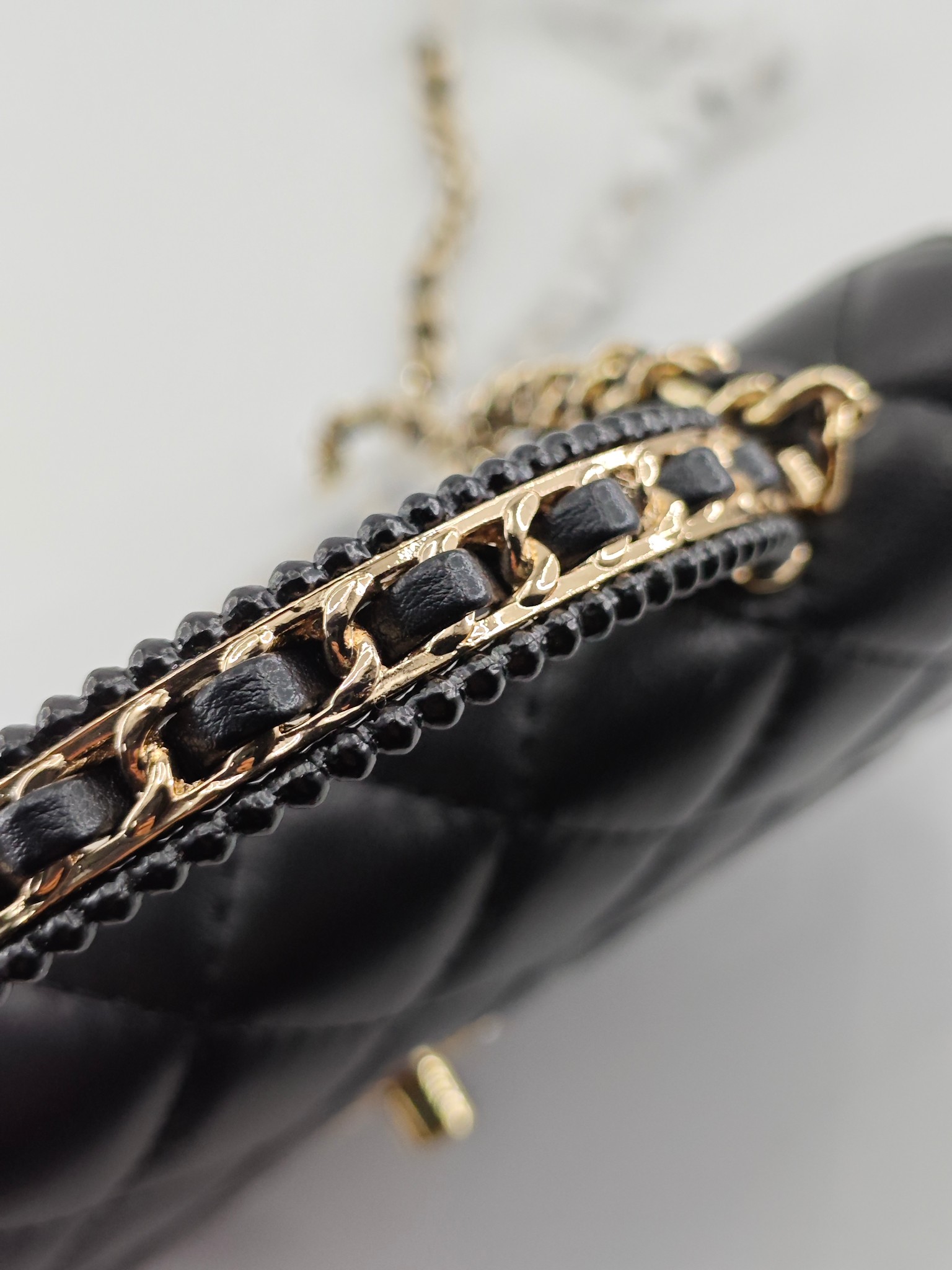 小香菱格休闲包
黑色头层小羊皮金扣
实物实拍
尺寸：19/13/4
款号：789
