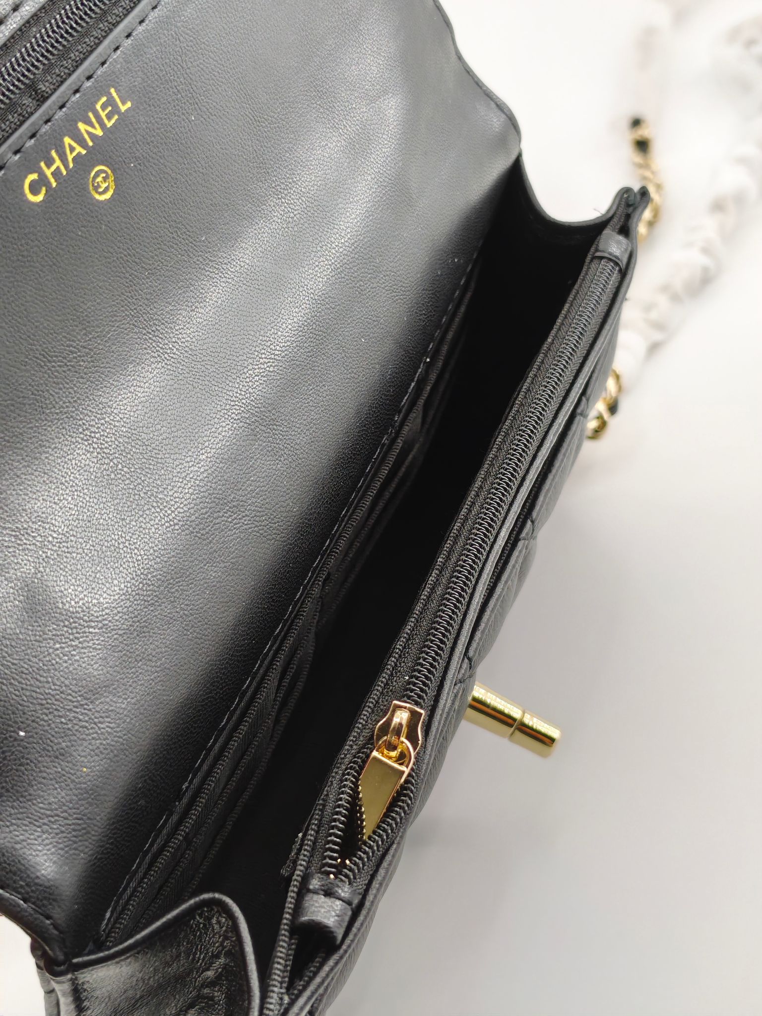 小香菱格休闲包
黑色头层小羊皮金扣
实物实拍
尺寸：19/13/4
款号：789
