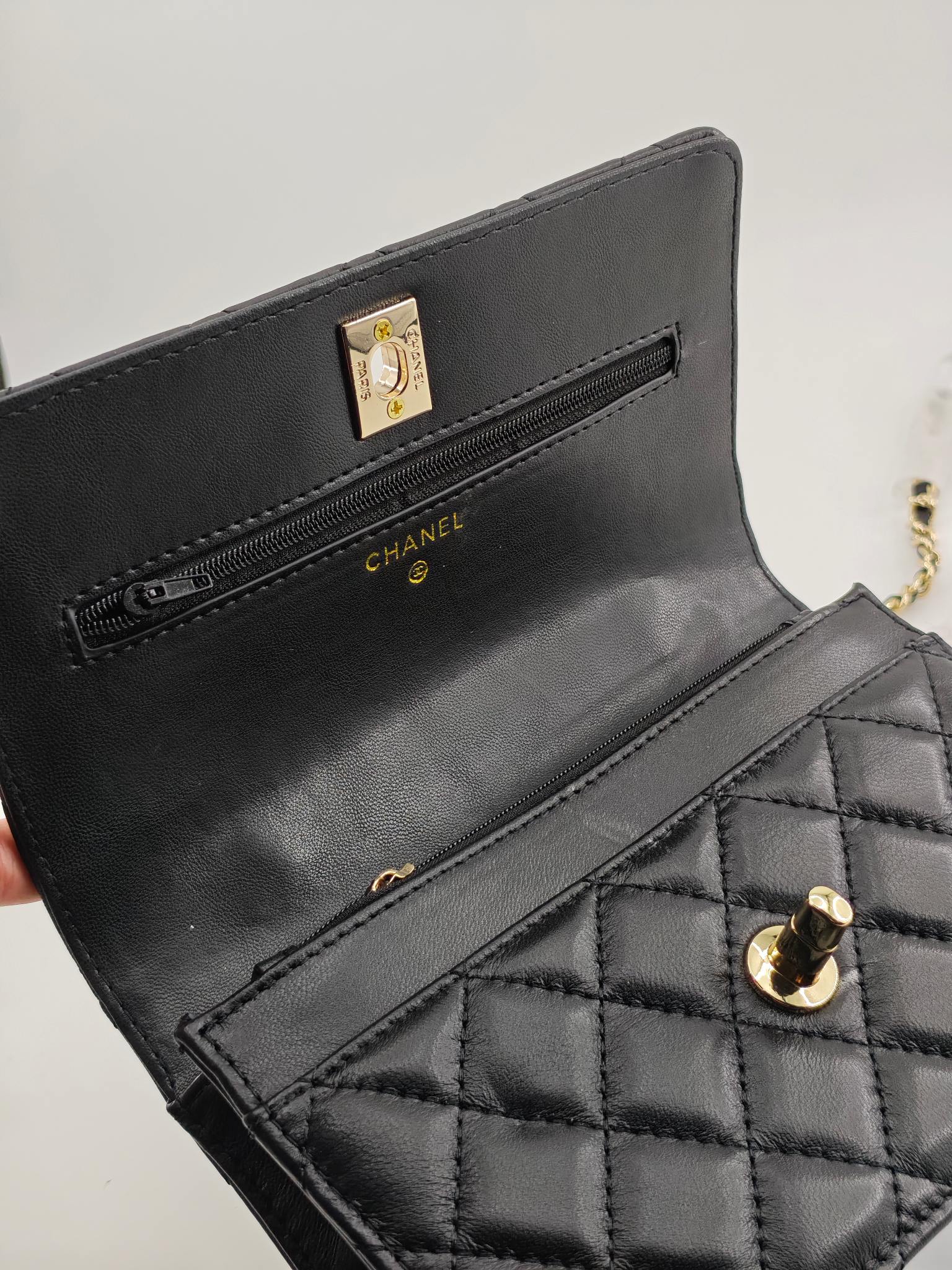 小香菱格休闲包
黑色头层小羊皮金扣
实物实拍
尺寸：19/13/4
款号：789
