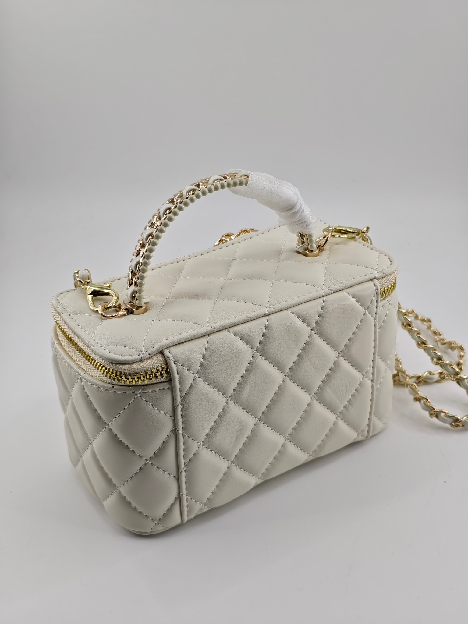 升级版化妆包中号
米白头层羊纹金扣
实物实拍
款号：787
尺寸：18/10/9
