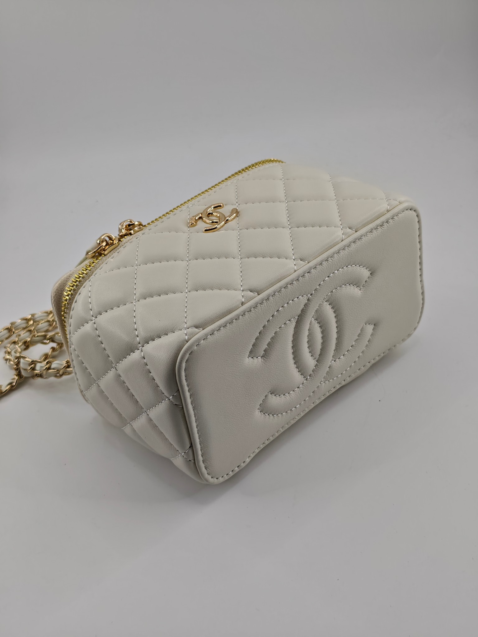 升级版化妆包中号
米白头层羊纹金扣
实物实拍
款号：787
尺寸：18/10/9
