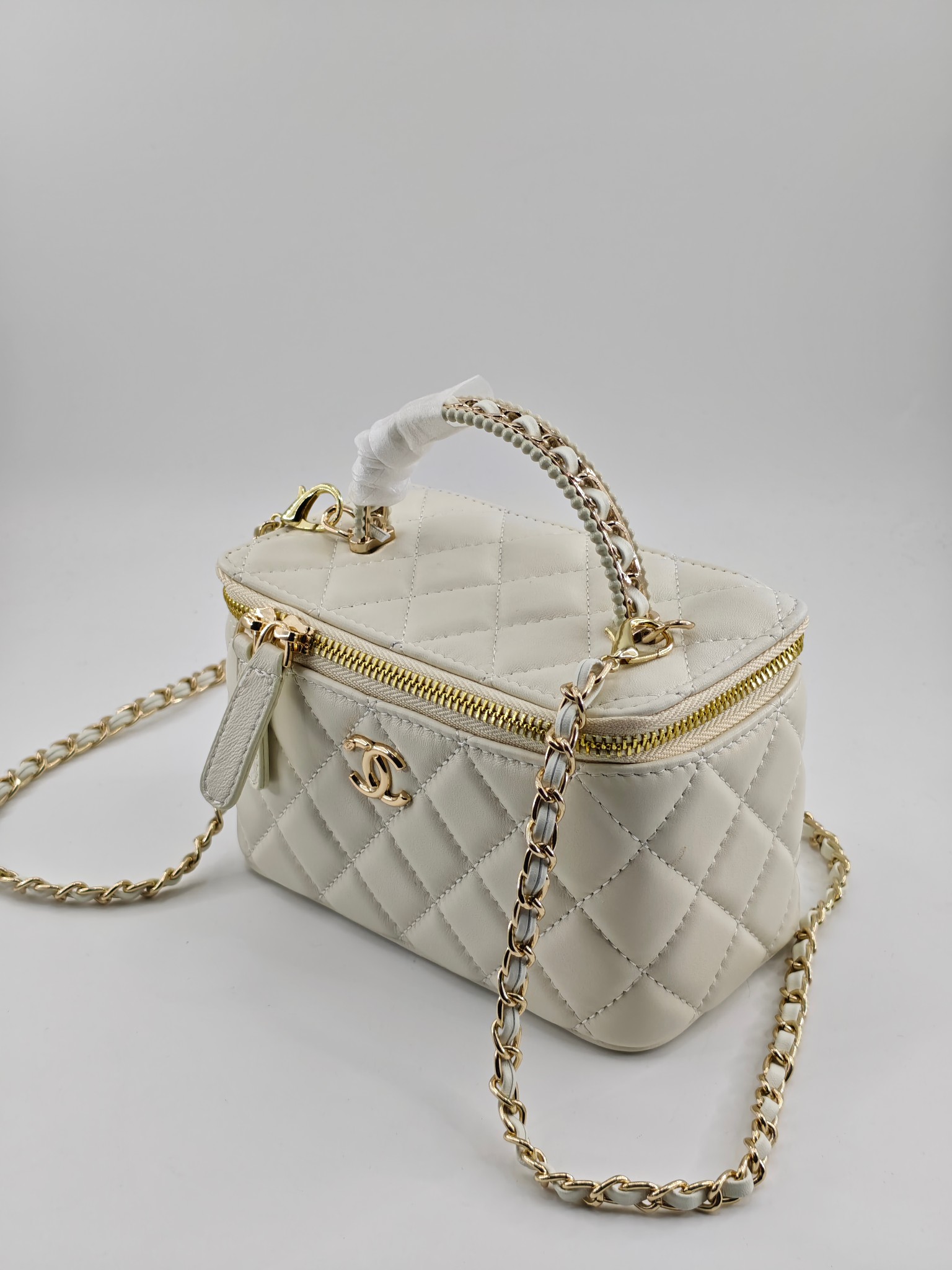 升级版化妆包中号
米白头层羊纹金扣
实物实拍
款号：787
尺寸：18/10/9
