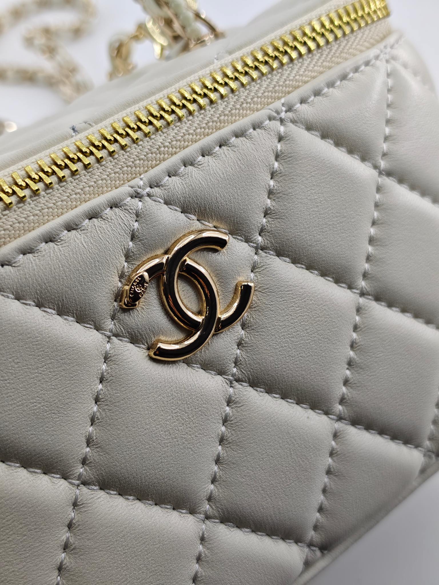 升级版化妆包中号
米白头层羊纹金扣
实物实拍
款号：787
尺寸：18/10/9
