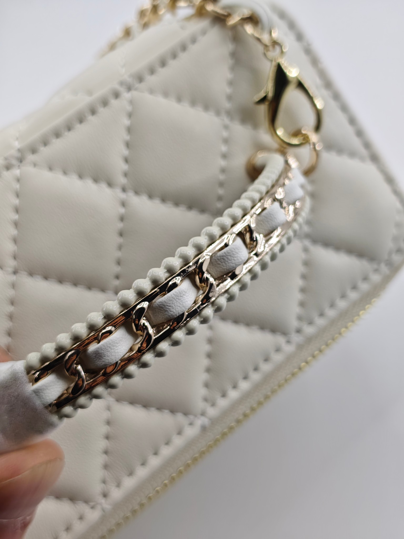 升级版化妆包中号
米白头层羊纹金扣
实物实拍
款号：787
尺寸：18/10/9
