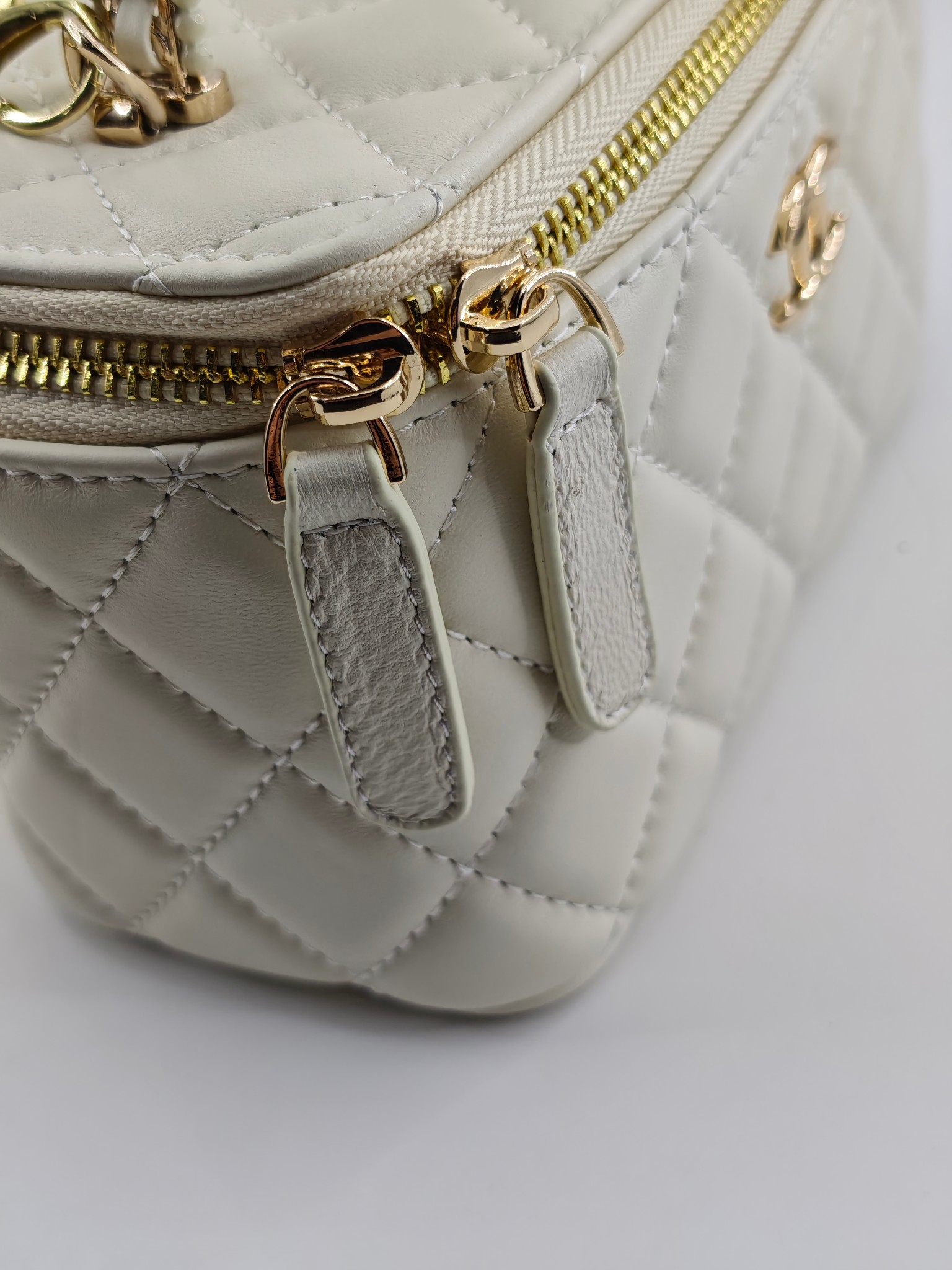 升级版化妆包中号
米白头层羊纹金扣
实物实拍
款号：787
尺寸：18/10/9
