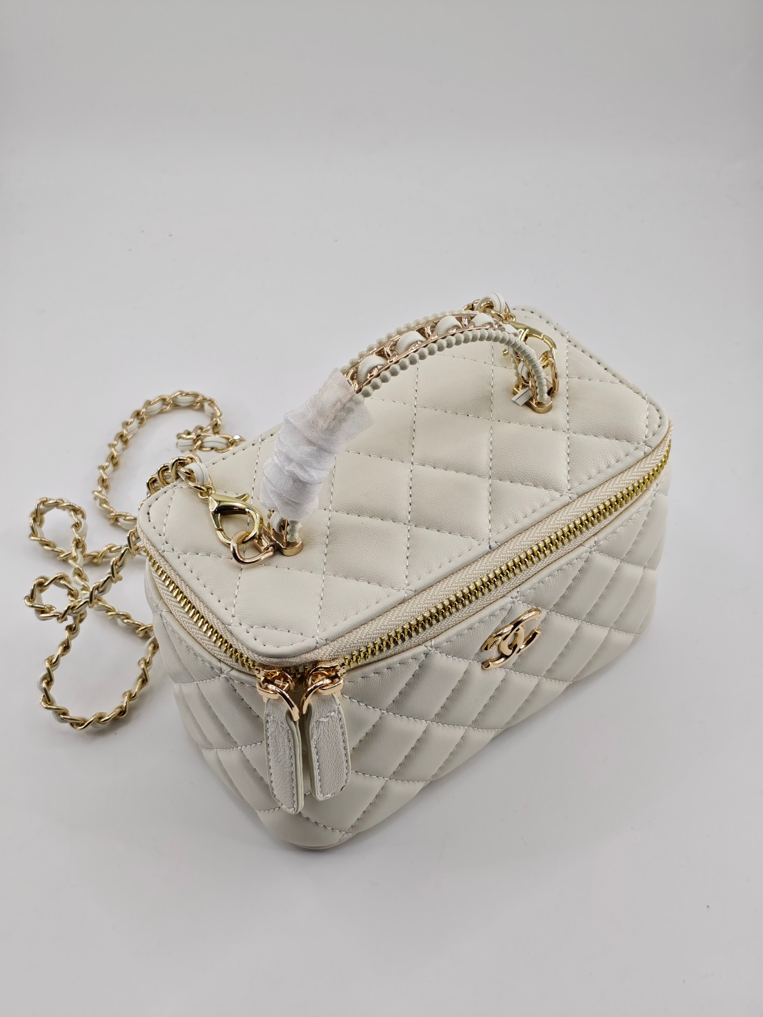 升级版化妆包中号
米白头层羊纹金扣
实物实拍
款号：787
尺寸：18/10/9
