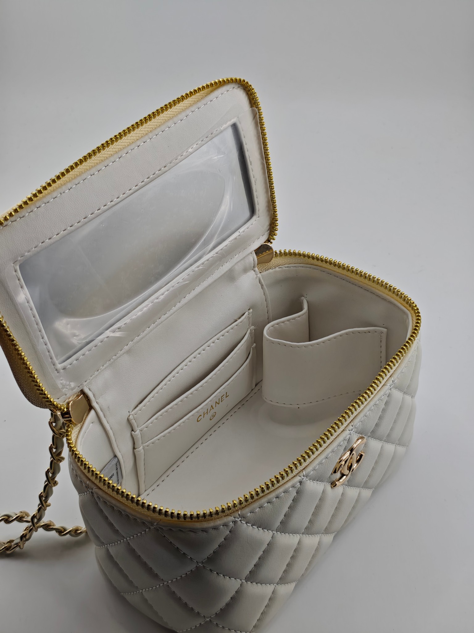 升级版化妆包中号
米白头层羊纹金扣
实物实拍
款号：787
尺寸：18/10/9
