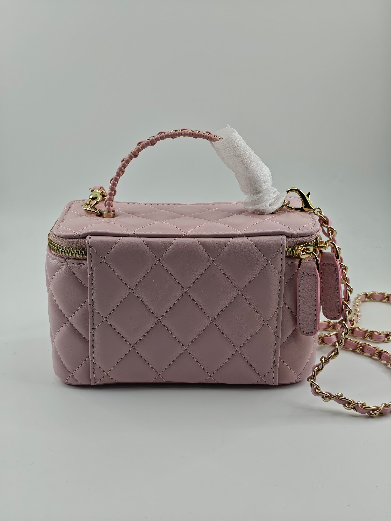 升级版化妆包中号
粉色头层羊纹金扣
实物实拍
款号：787
尺寸：18/10/9
