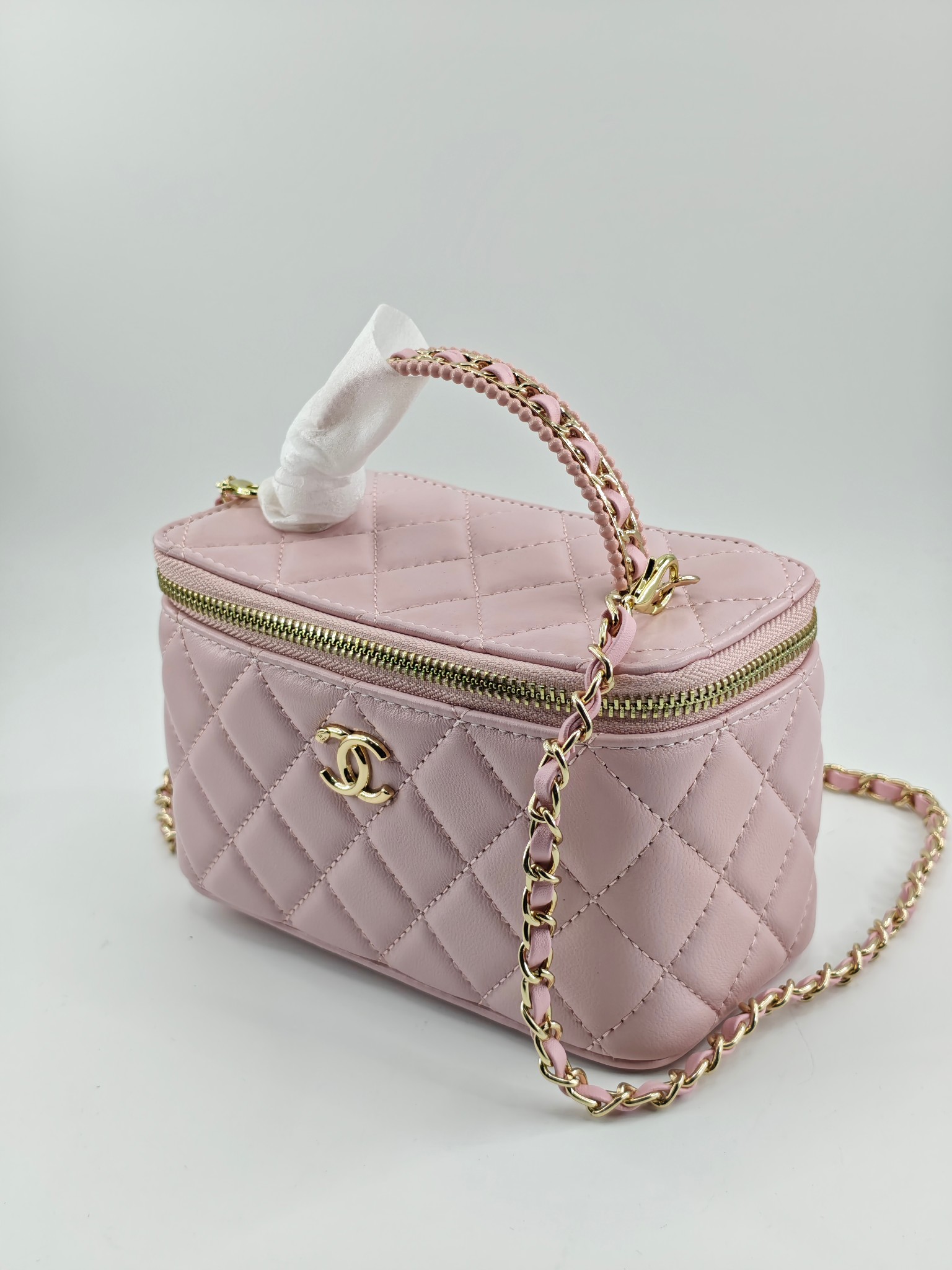 升级版化妆包中号
粉色头层羊纹金扣
实物实拍
款号：787
尺寸：18/10/9
