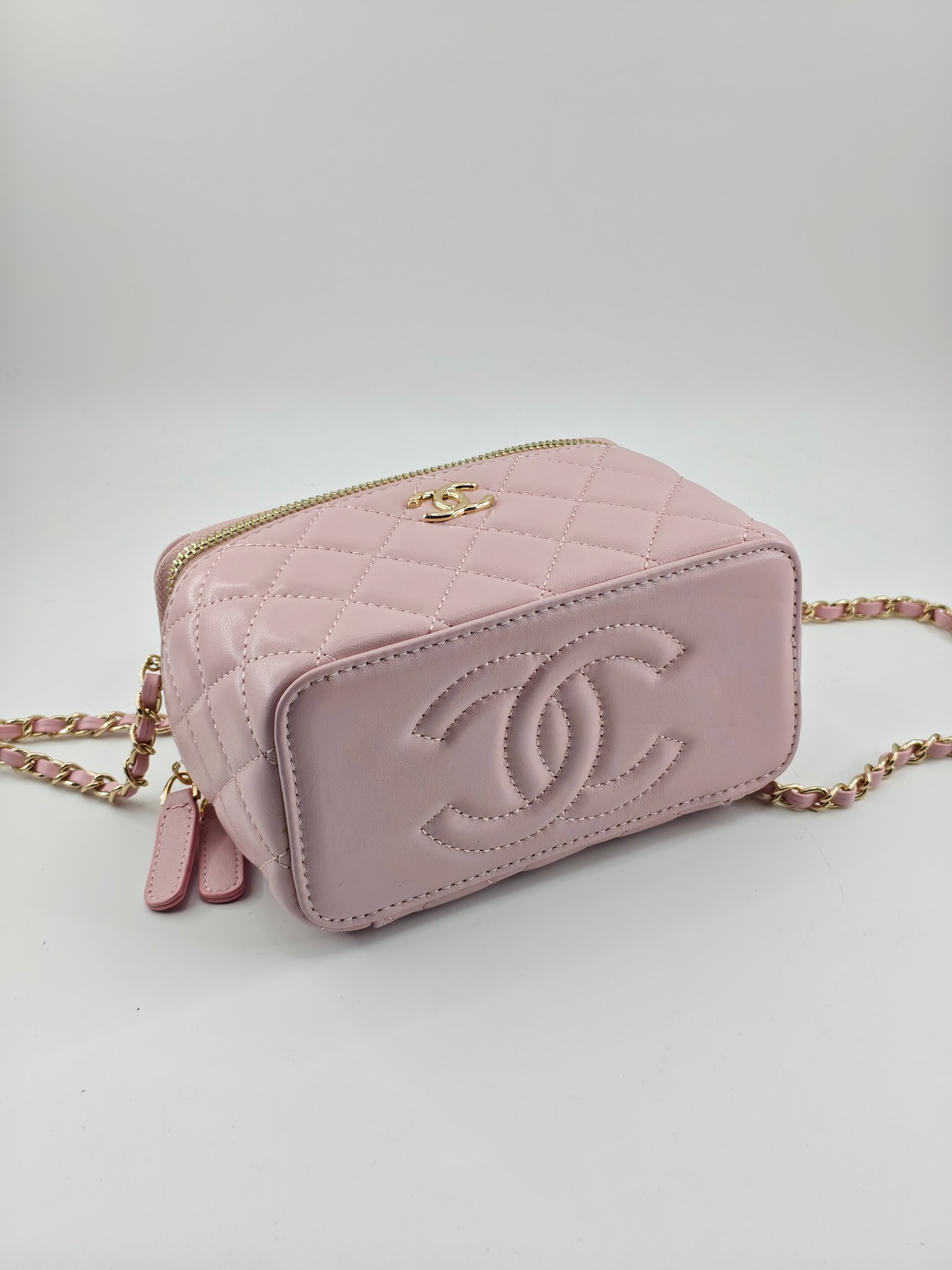 升级版化妆包中号
粉色头层羊纹金扣
实物实拍
款号：787
尺寸：18/10/9
