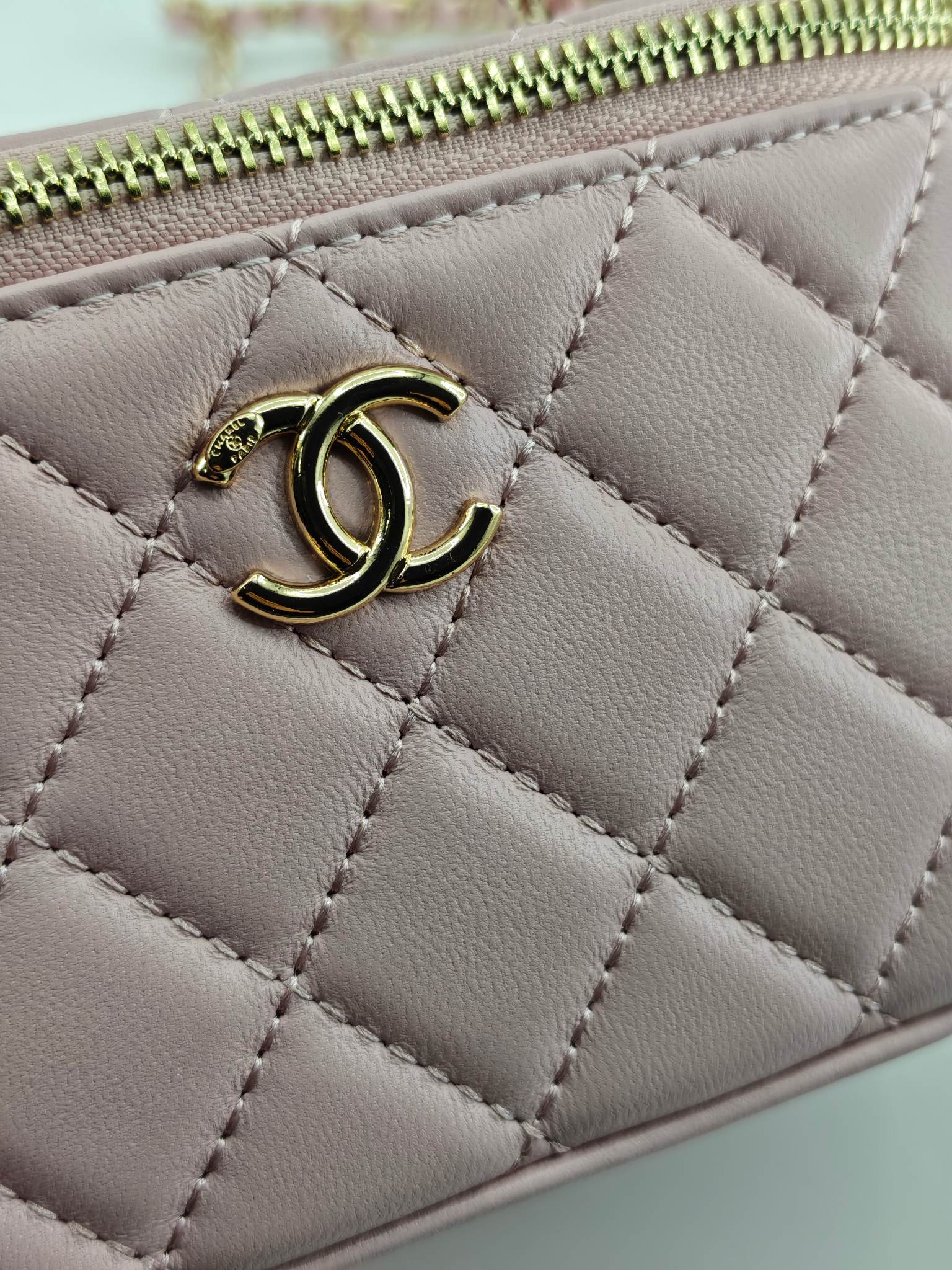 升级版化妆包中号
粉色头层羊纹金扣
实物实拍
款号：787
尺寸：18/10/9
