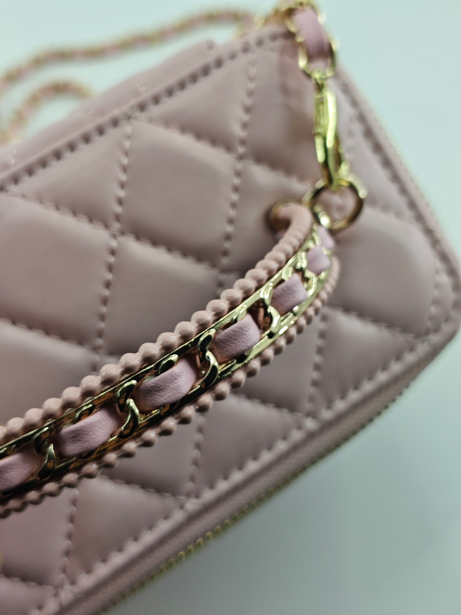 升级版化妆包中号
粉色头层羊纹金扣
实物实拍
款号：787
尺寸：18/10/9
