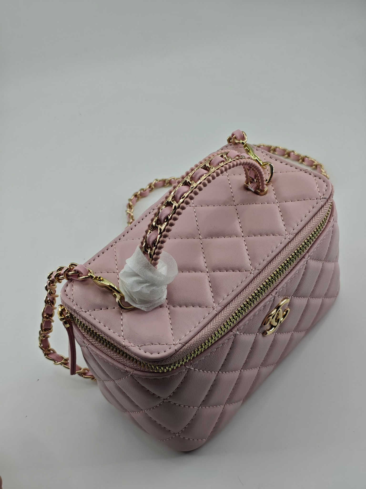 升级版化妆包中号
粉色头层羊纹金扣
实物实拍
款号：787
尺寸：18/10/9
