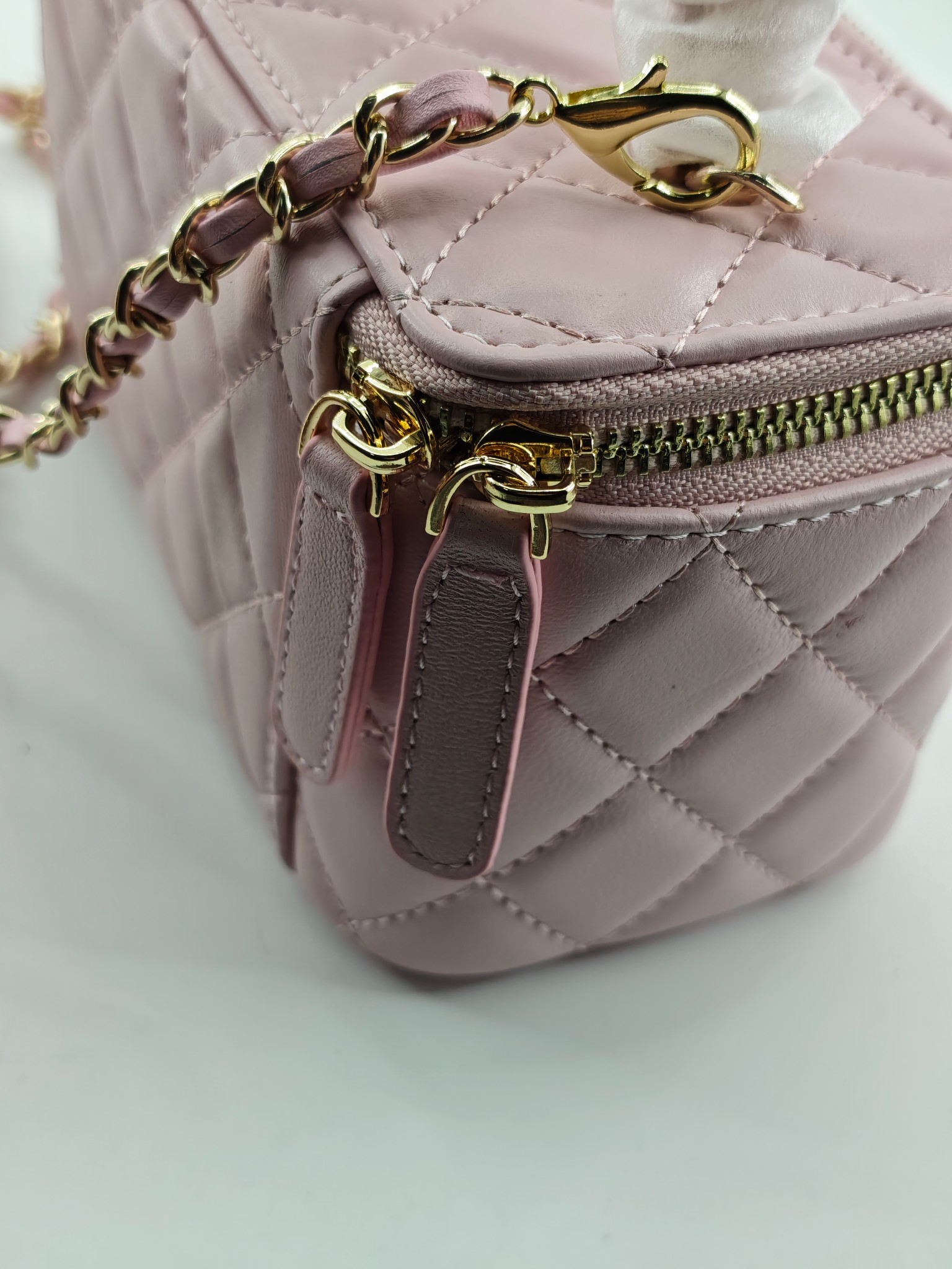 升级版化妆包中号
粉色头层羊纹金扣
实物实拍
款号：787
尺寸：18/10/9
