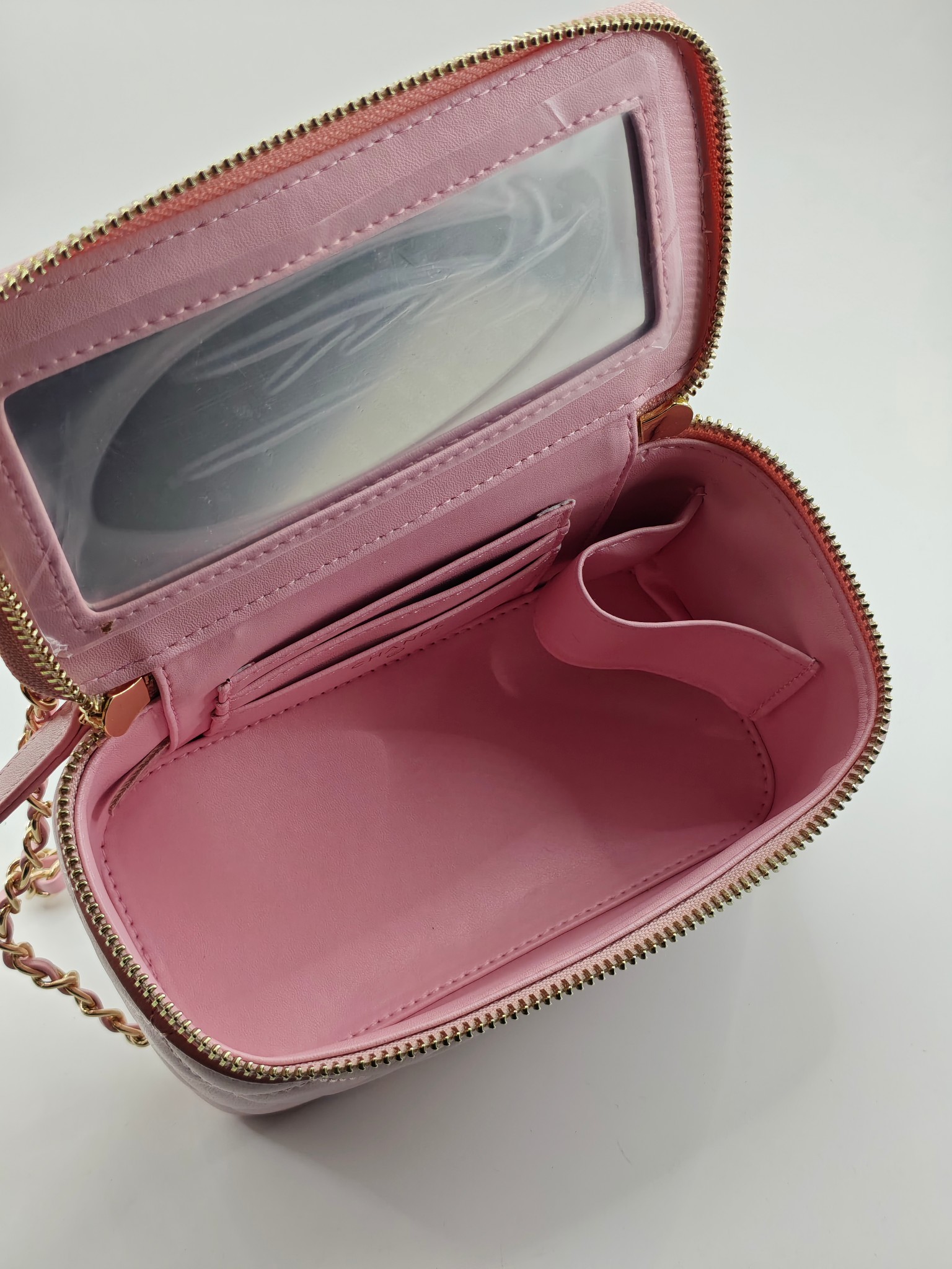 升级版化妆包中号
粉色头层羊纹金扣
实物实拍
款号：787
尺寸：18/10/9
