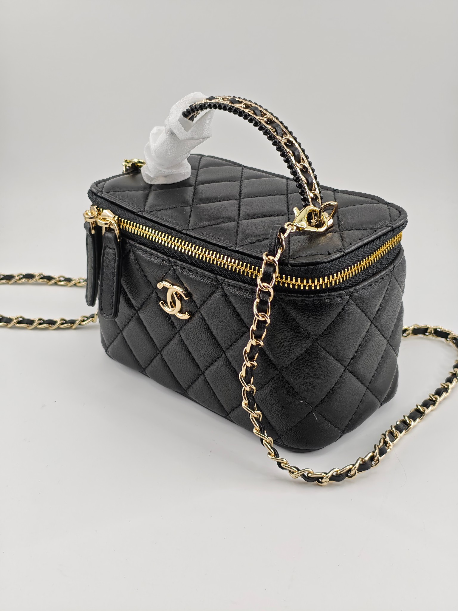 升级版化妆包中号
黑色头层羊纹金扣
实物实拍
款号：787
尺寸：18/10/9
