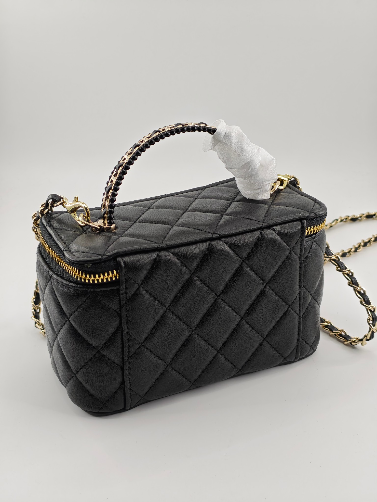 升级版化妆包中号
黑色头层羊纹金扣
实物实拍
款号：787
尺寸：18/10/9
