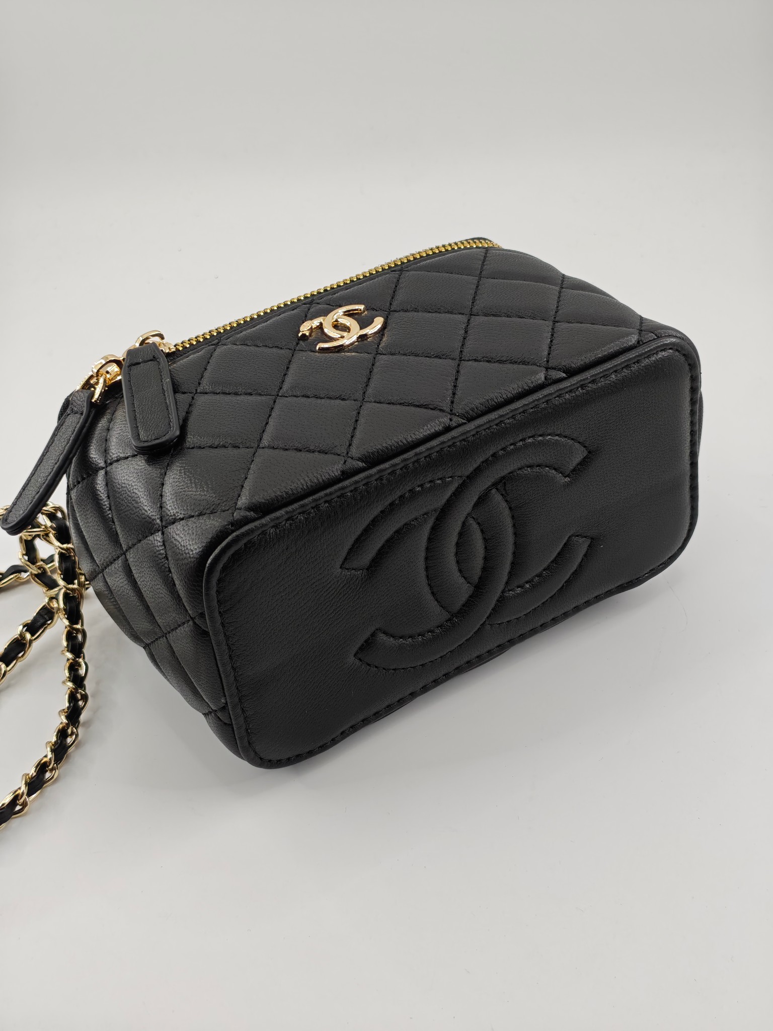 升级版化妆包中号
黑色头层羊纹金扣
实物实拍
款号：787
尺寸：18/10/9
