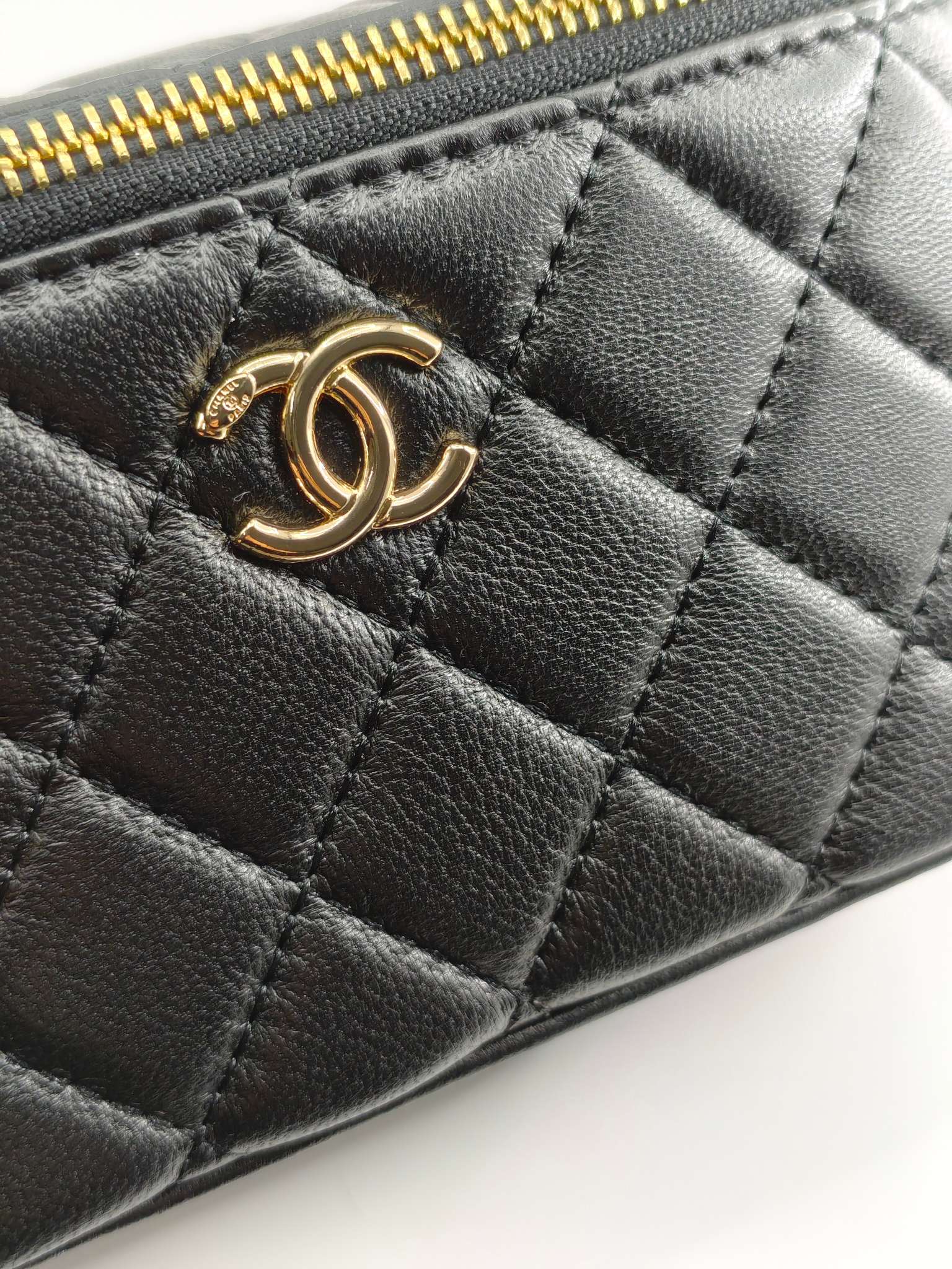 升级版化妆包中号
黑色头层羊纹金扣
实物实拍
款号：787
尺寸：18/10/9
