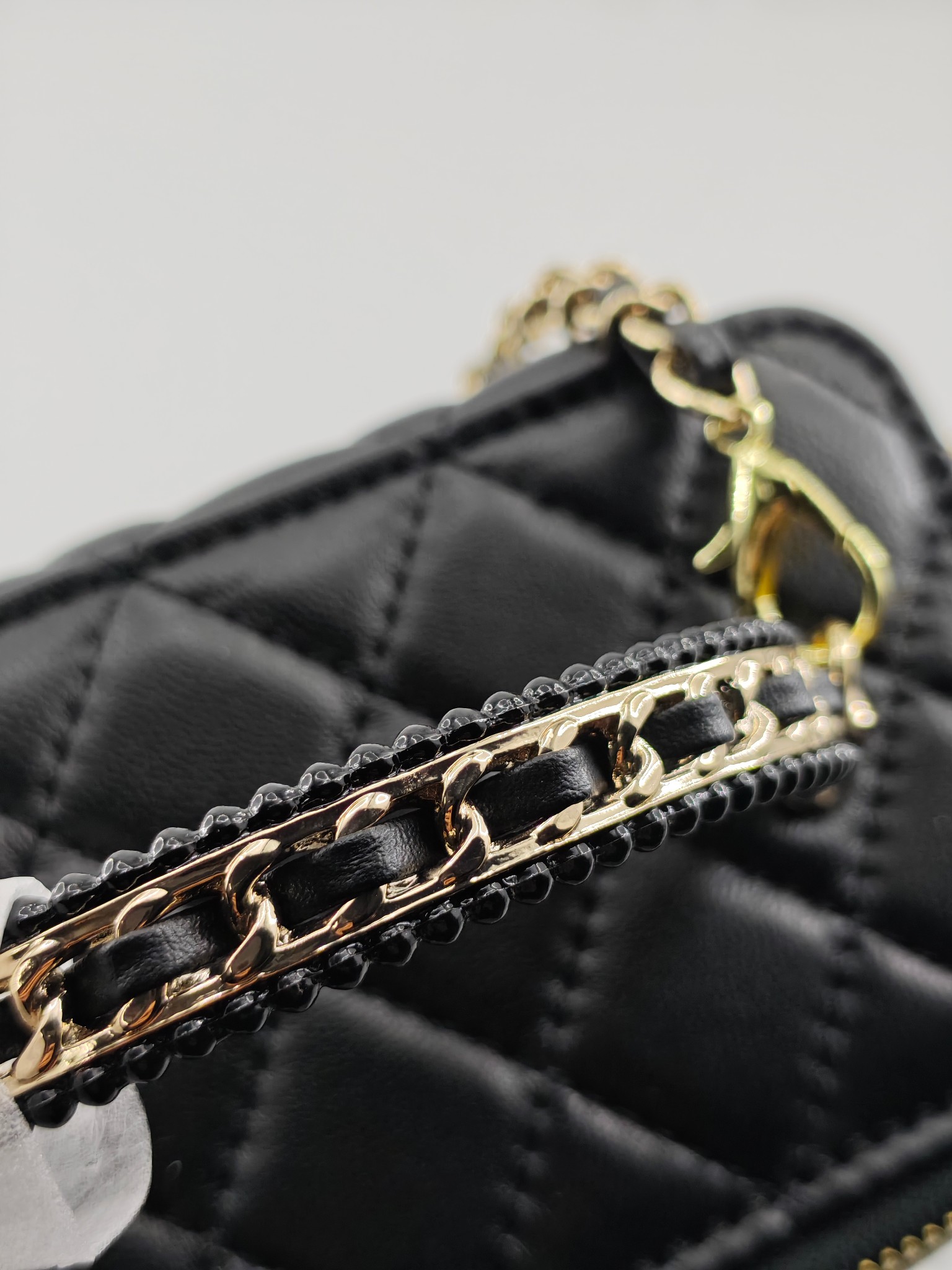 升级版化妆包中号
黑色头层羊纹金扣
实物实拍
款号：787
尺寸：18/10/9
