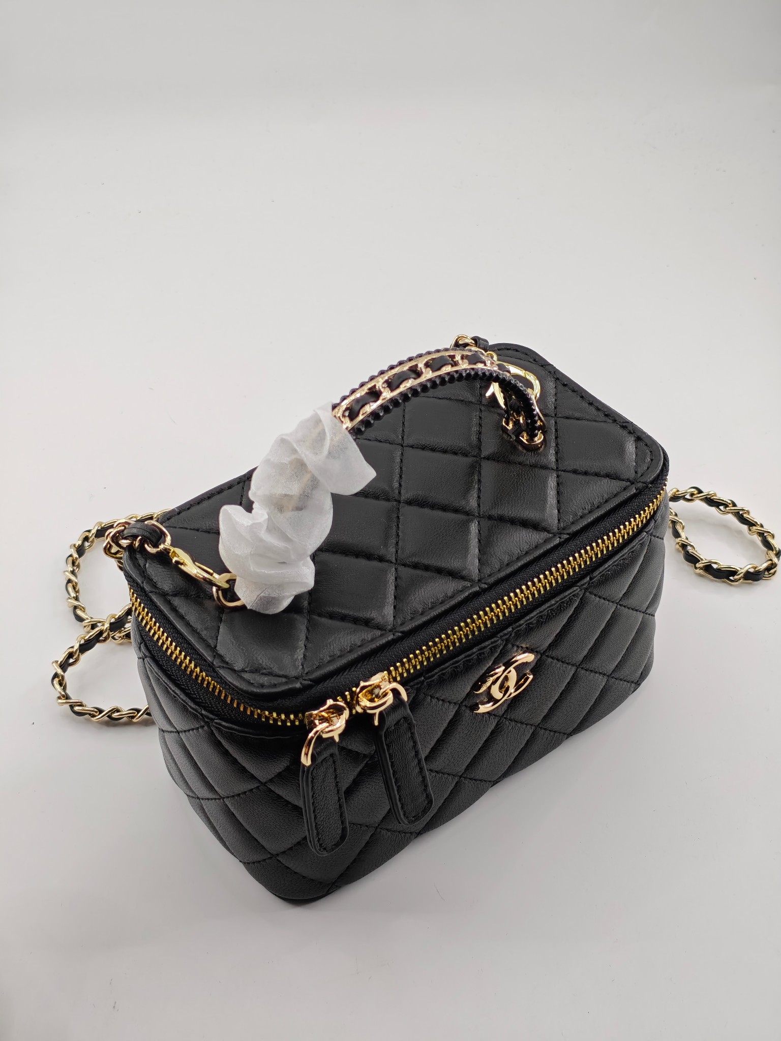 升级版化妆包中号
黑色头层羊纹金扣
实物实拍
款号：787
尺寸：18/10/9
