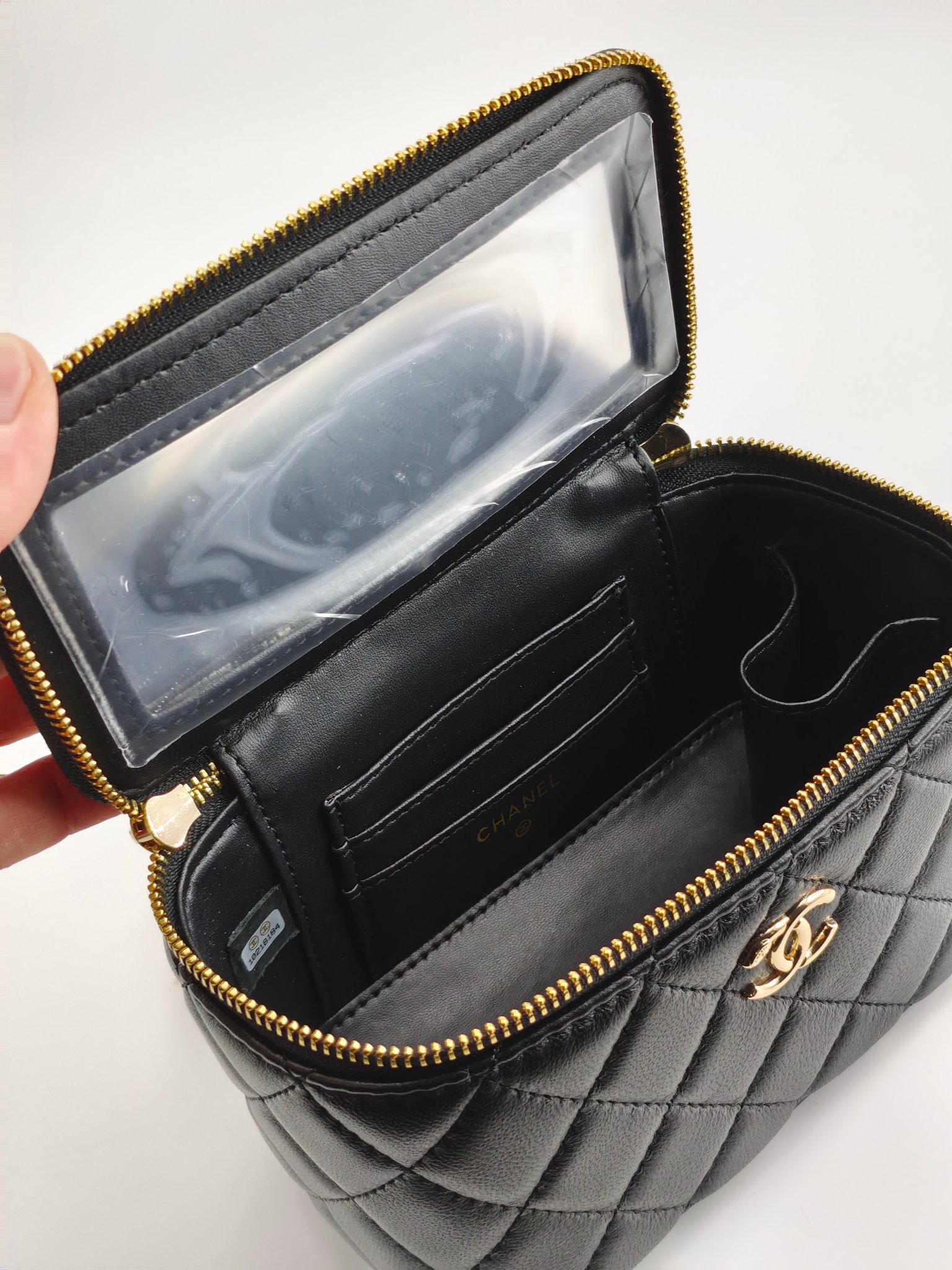 升级版化妆包中号
黑色头层羊纹金扣
实物实拍
款号：787
尺寸：18/10/9
