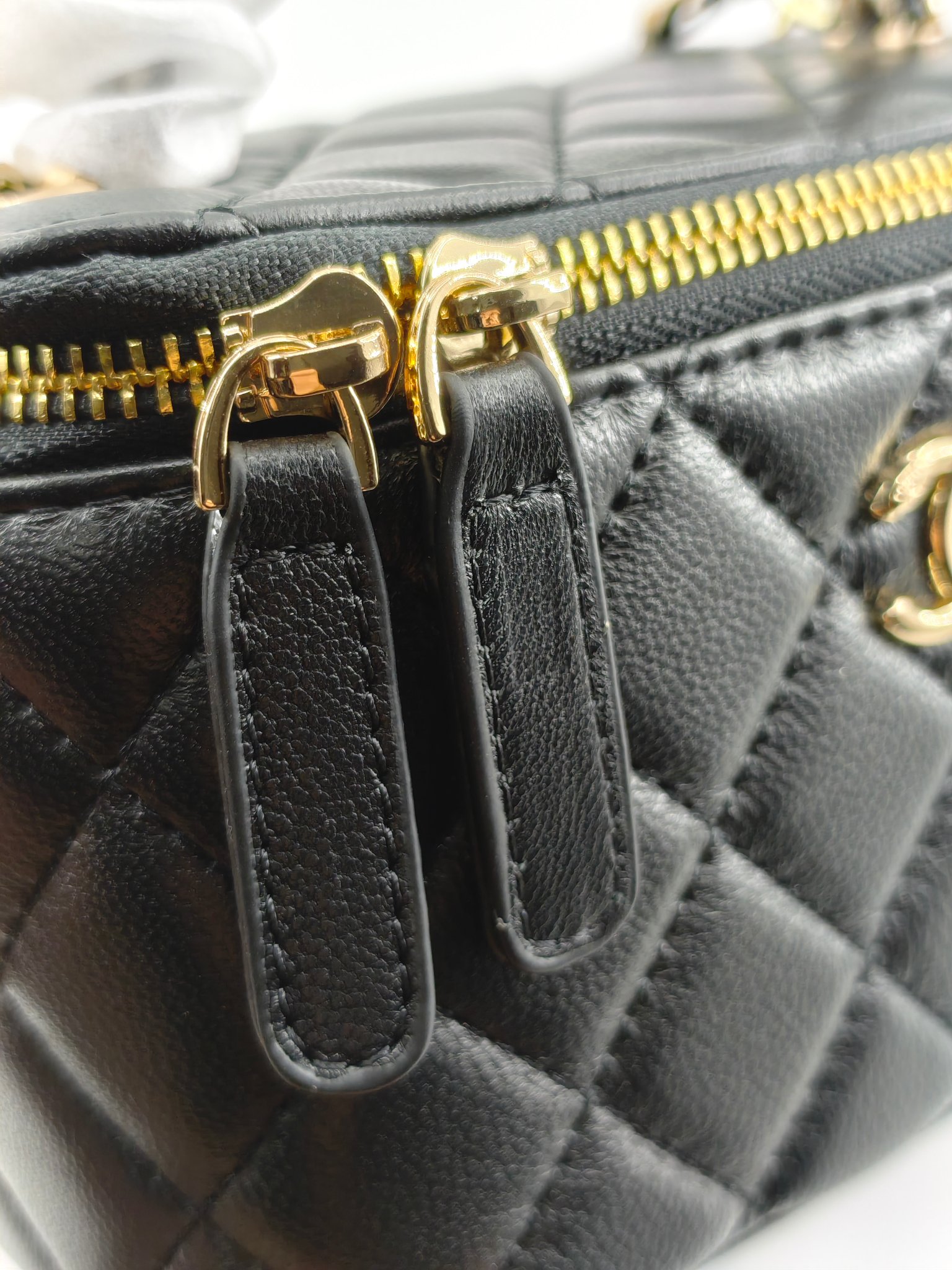 升级版化妆包中号
黑色头层羊纹金扣
实物实拍
款号：787
尺寸：18/10/9
