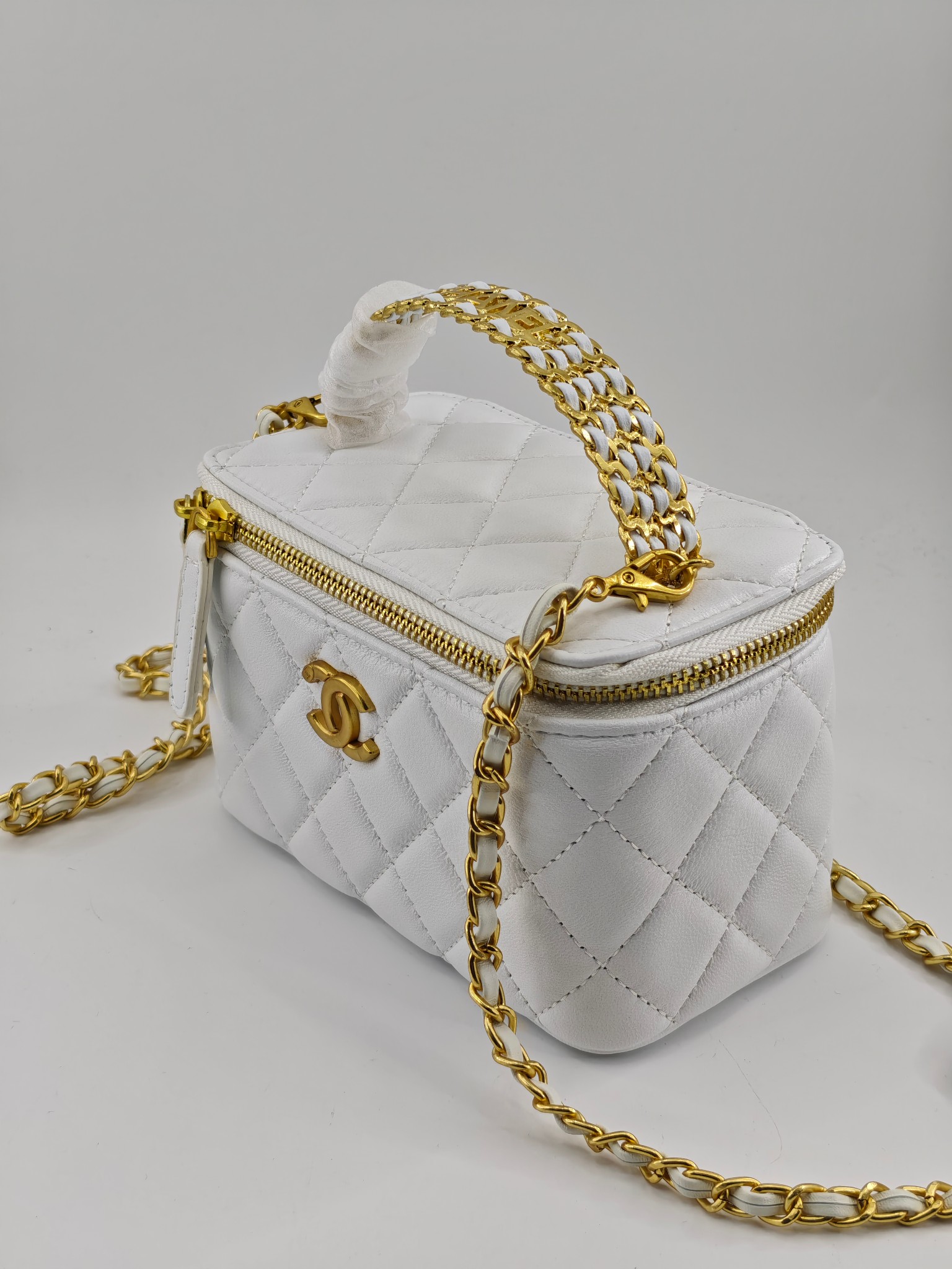 升级版化妆包中号
白色头层羊纹金扣
实物实拍
款号：709-1
尺寸：18/10/9
