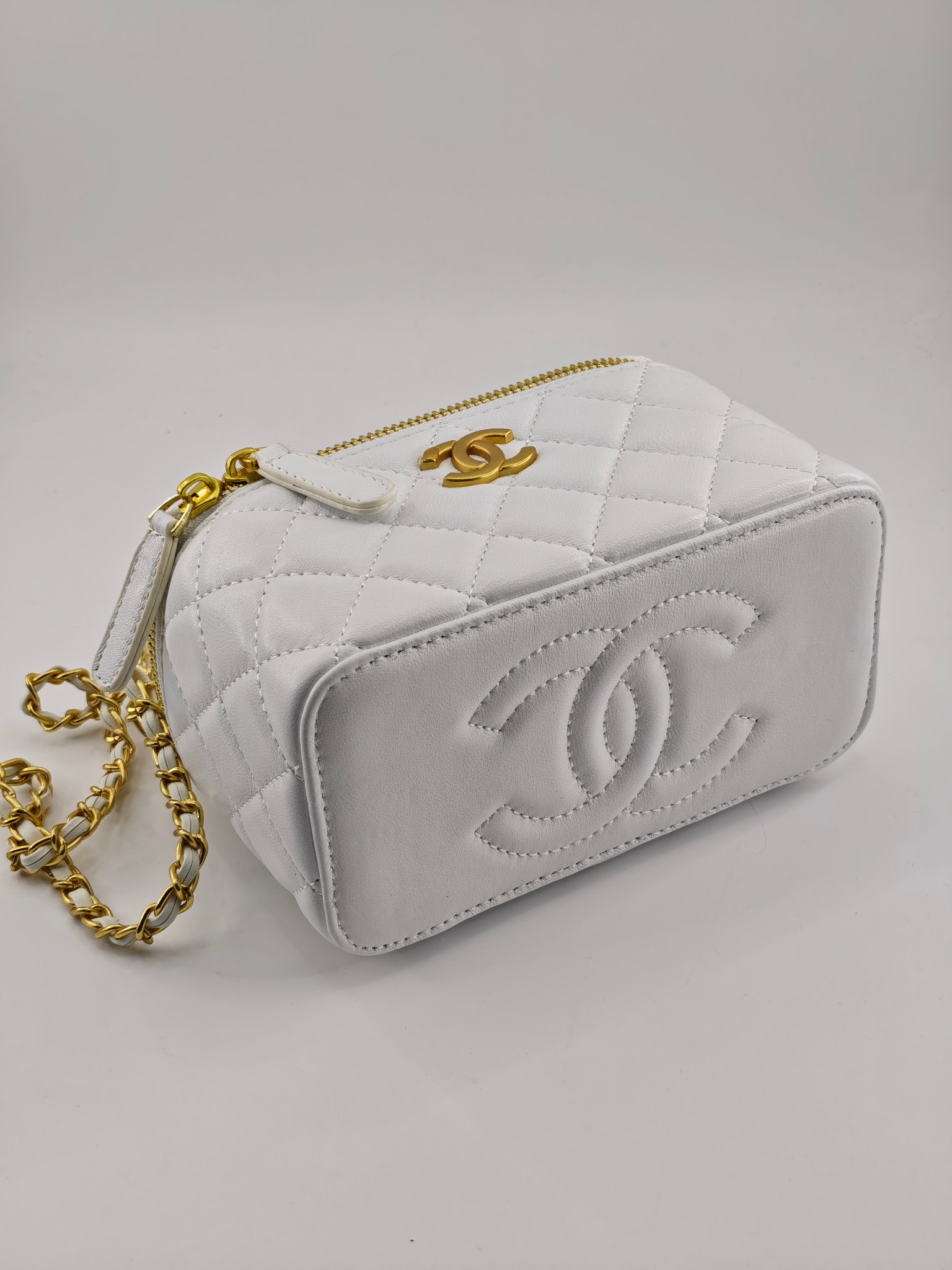 升级版化妆包中号
白色头层羊纹金扣
实物实拍
款号：709-1
尺寸：18/10/9
