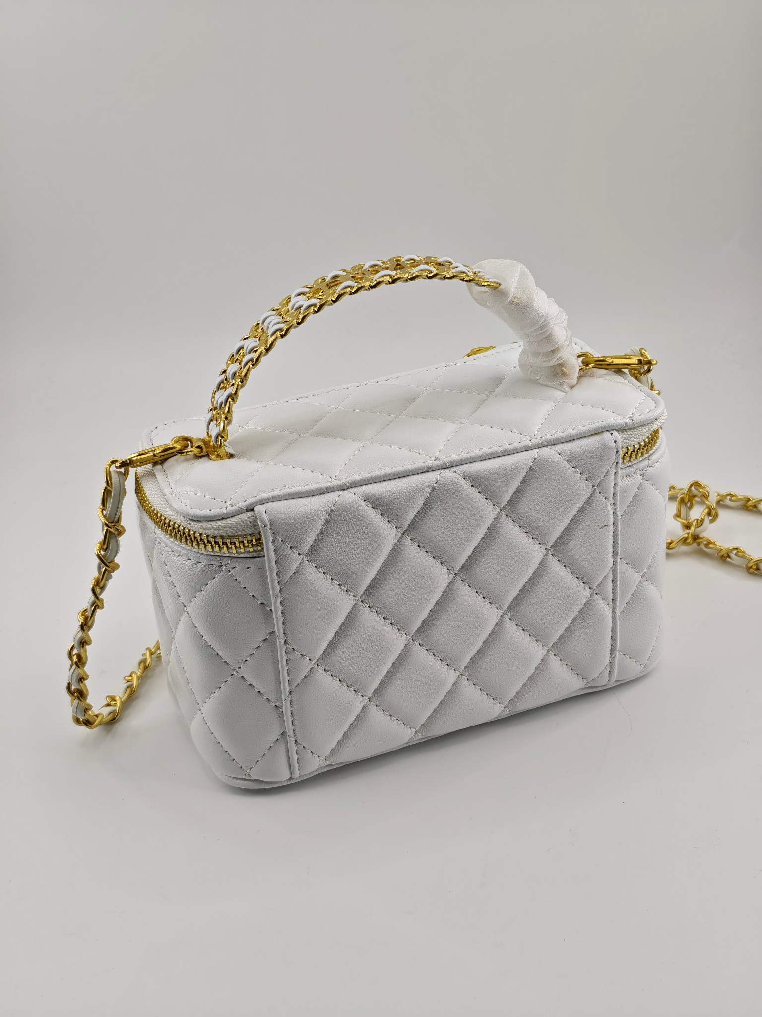 升级版化妆包中号
白色头层羊纹金扣
实物实拍
款号：709-1
尺寸：18/10/9
