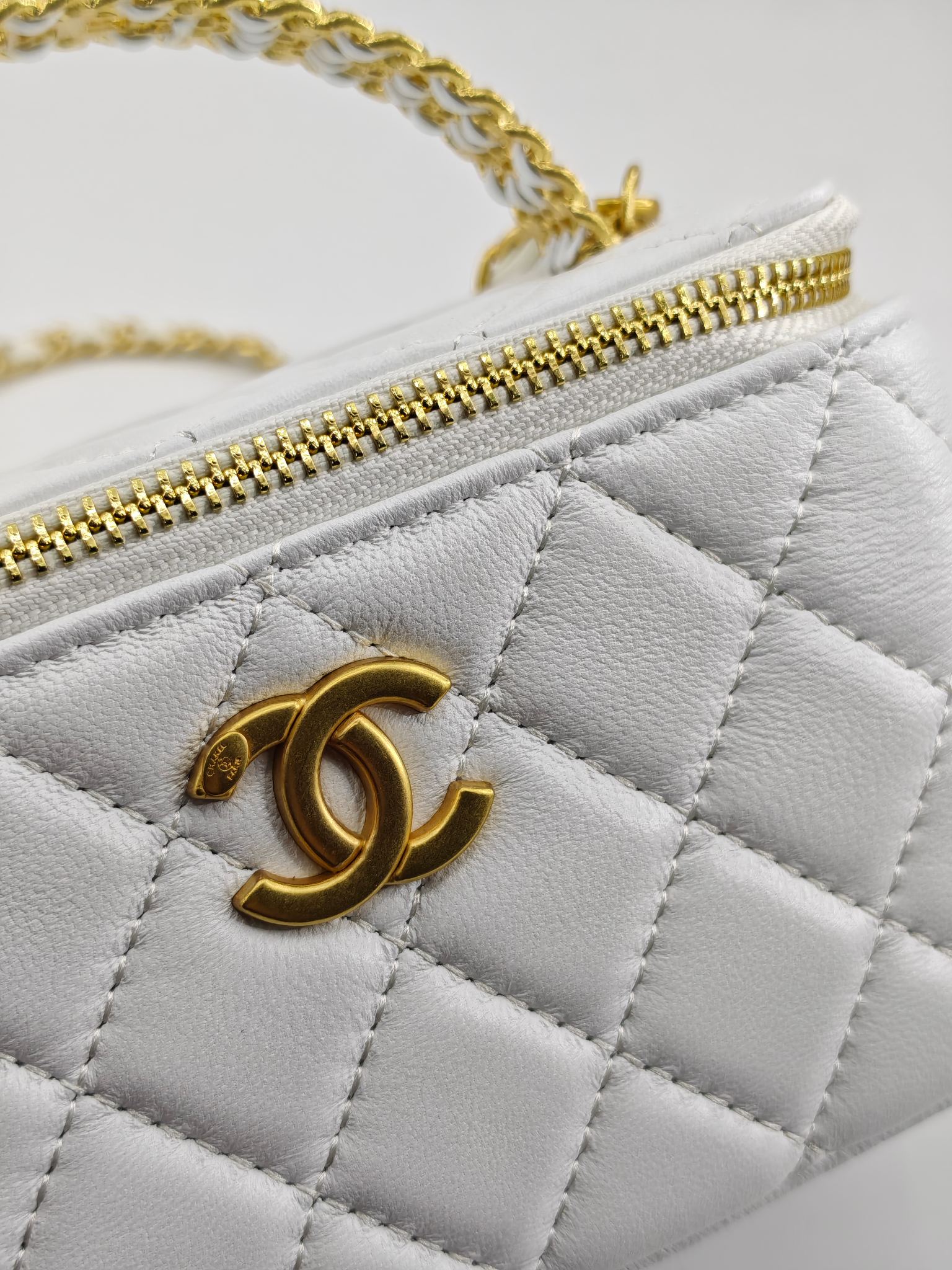 升级版化妆包中号
白色头层羊纹金扣
实物实拍
款号：709-1
尺寸：18/10/9
