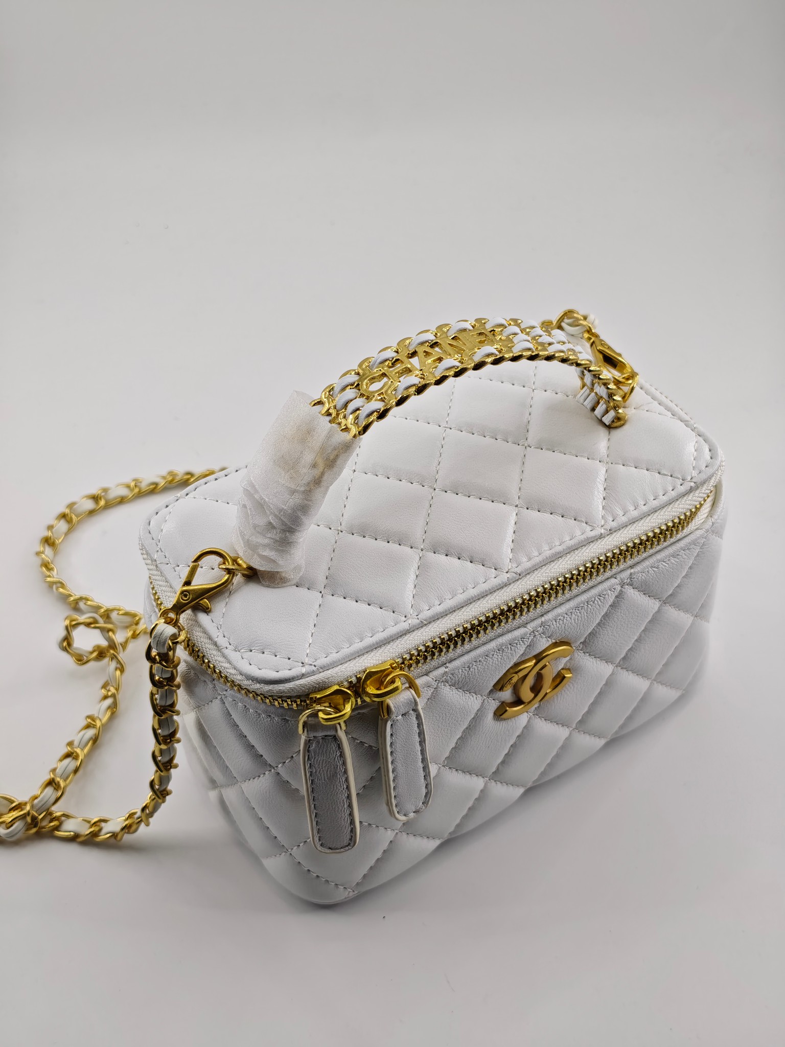 升级版化妆包中号
白色头层羊纹金扣
实物实拍
款号：709-1
尺寸：18/10/9
