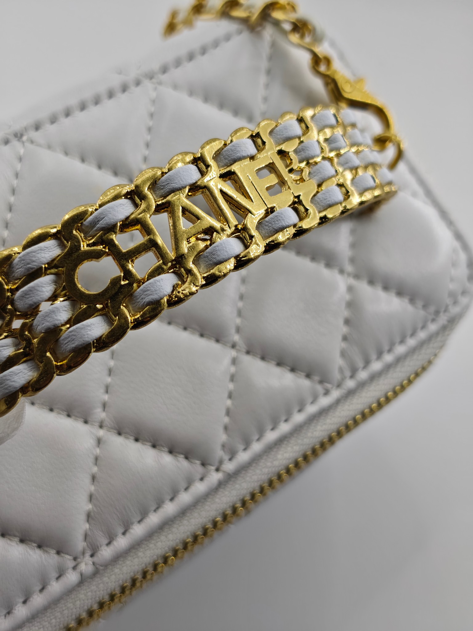 升级版化妆包中号
白色头层羊纹金扣
实物实拍
款号：709-1
尺寸：18/10/9
