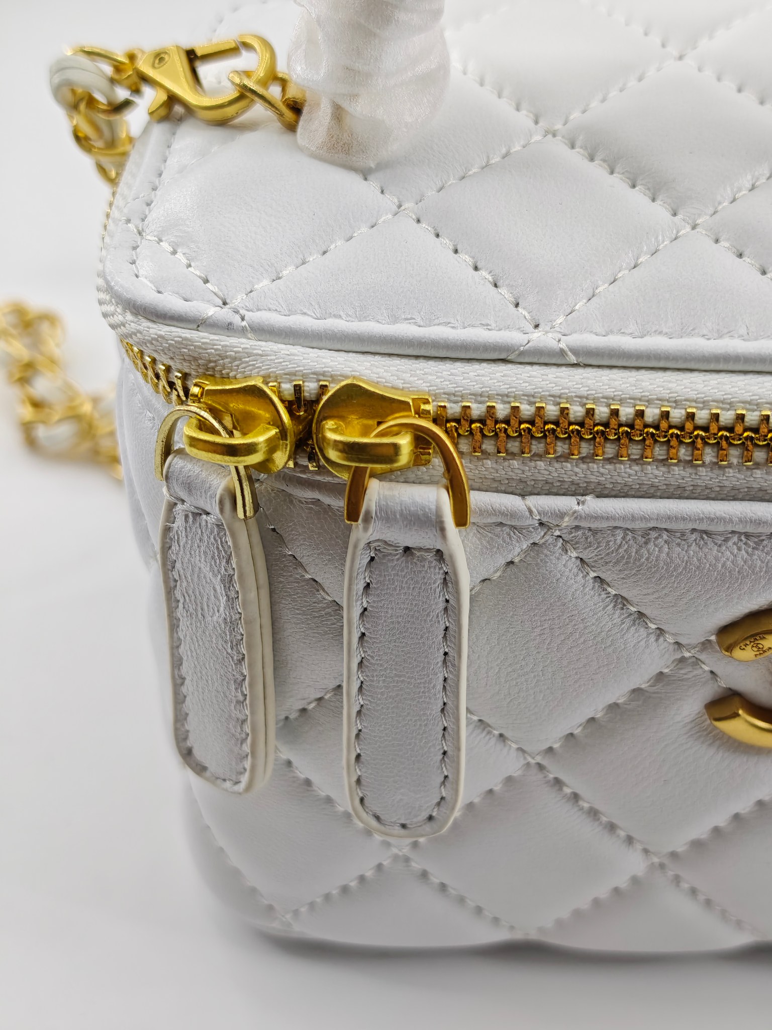 升级版化妆包中号
白色头层羊纹金扣
实物实拍
款号：709-1
尺寸：18/10/9
