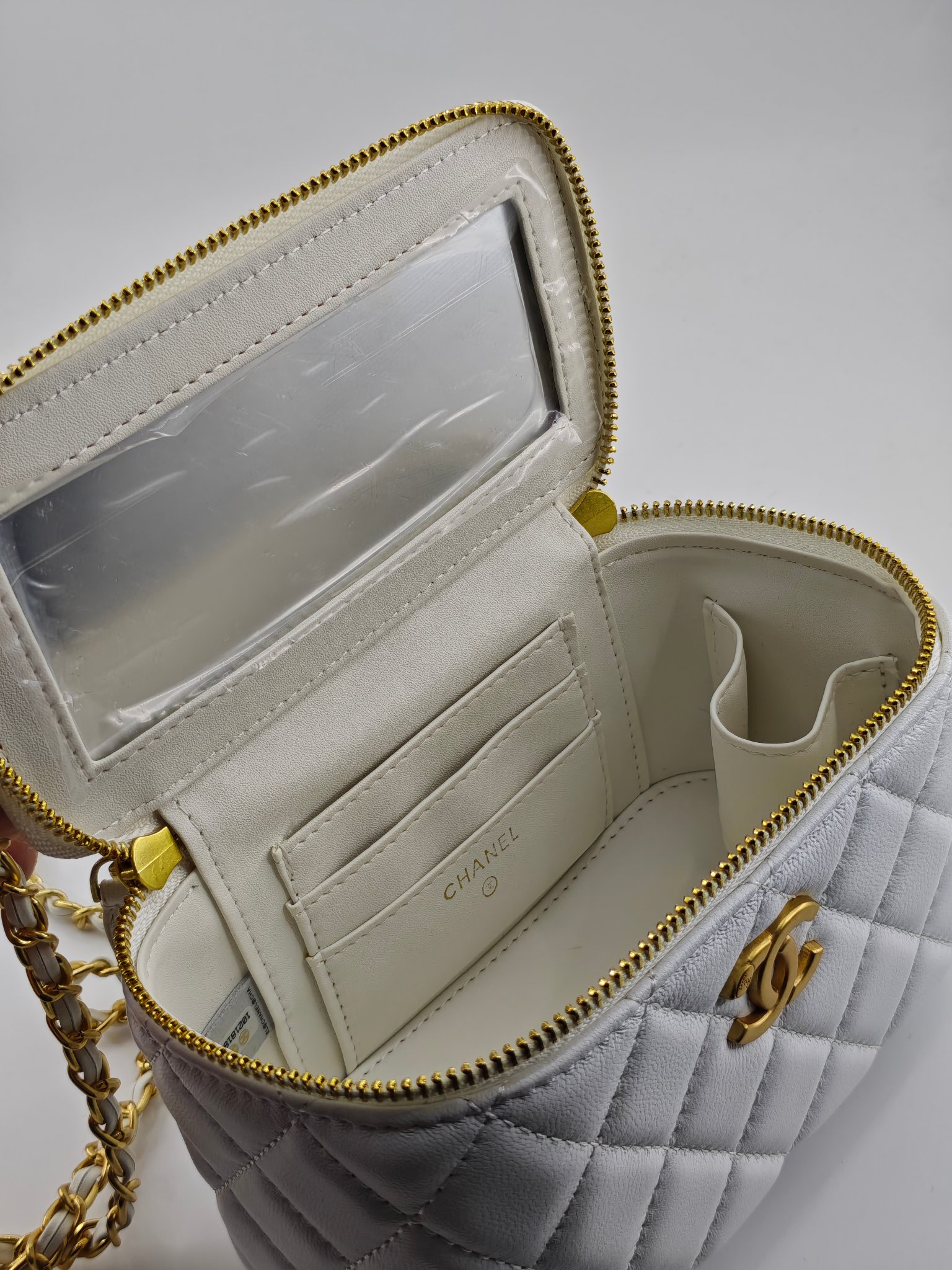 升级版化妆包中号
白色头层羊纹金扣
实物实拍
款号：709-1
尺寸：18/10/9
