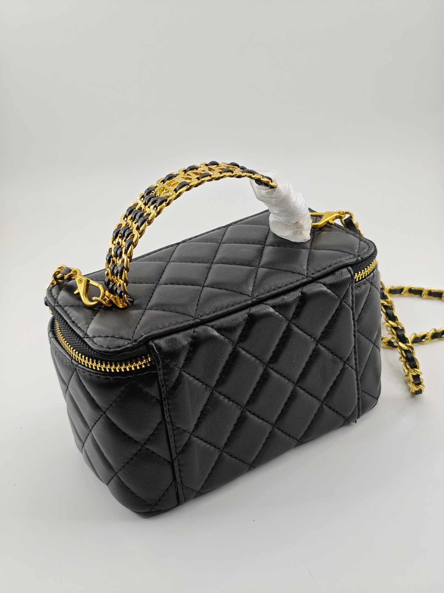  升级版化妆包中号
黑色头层羊纹金扣
实物实拍
款号：709-1
尺寸：18/10/9
