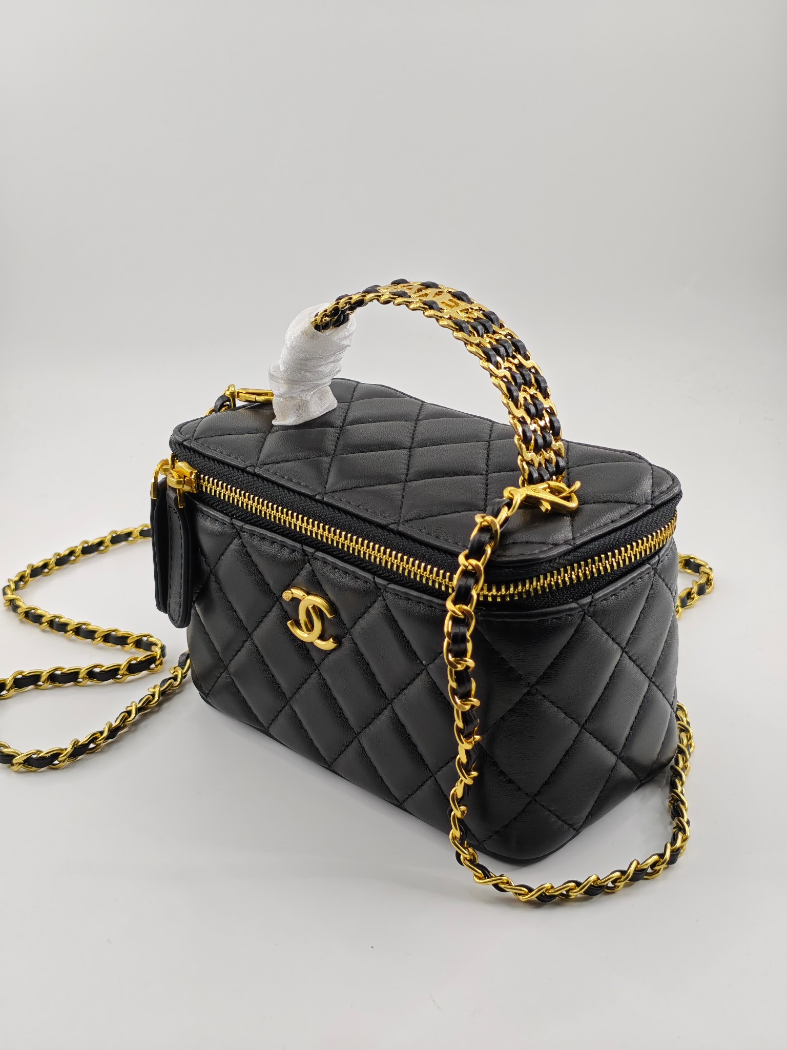  升级版化妆包中号
黑色头层羊纹金扣
实物实拍
款号：709-1
尺寸：18/10/9
