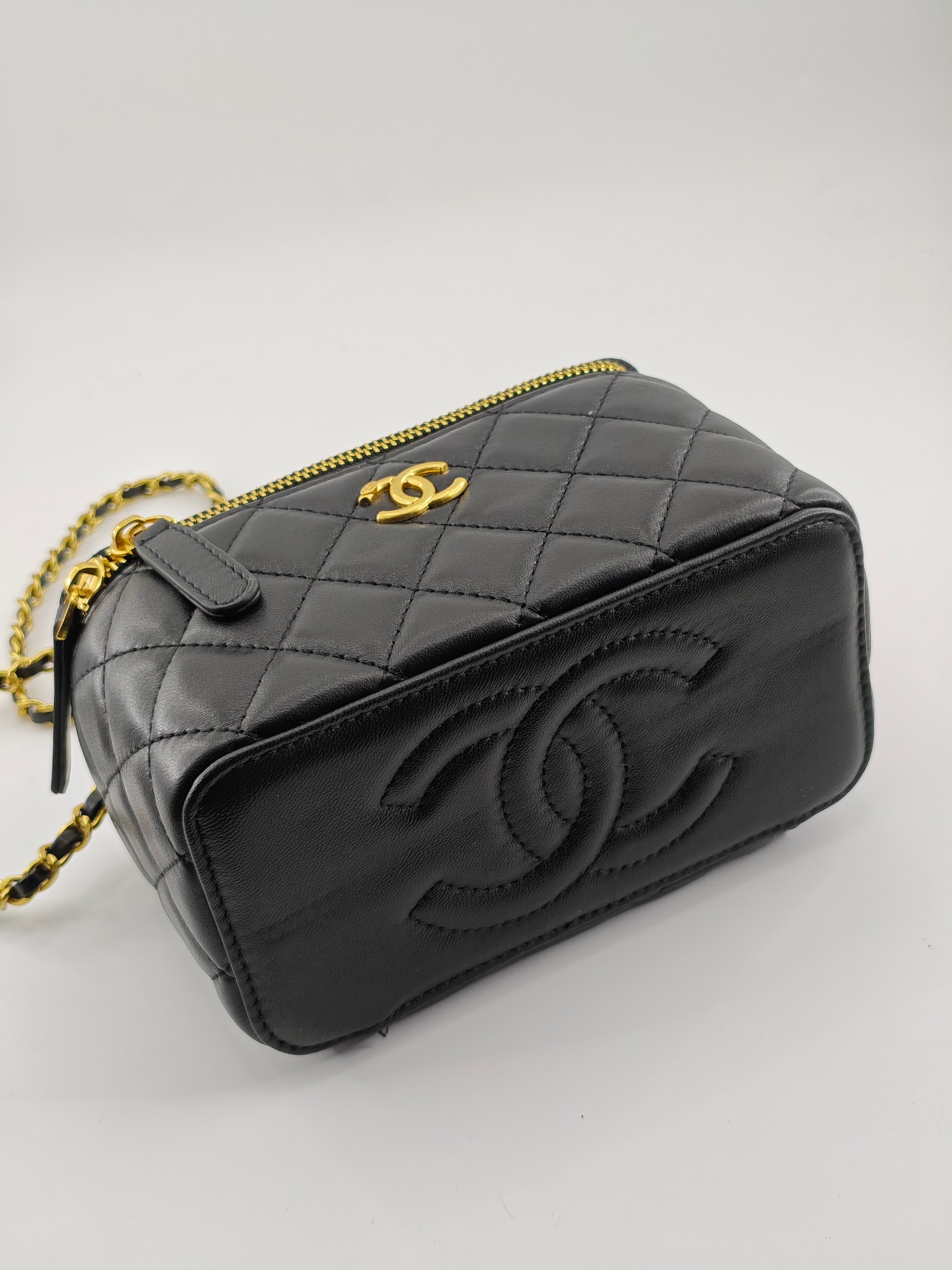  升级版化妆包中号
黑色头层羊纹金扣
实物实拍
款号：709-1
尺寸：18/10/9
