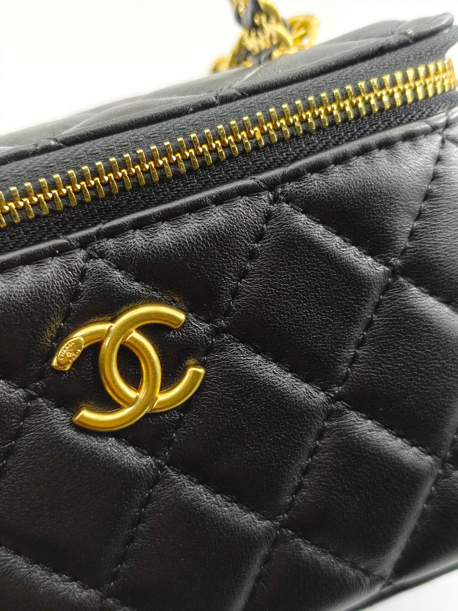  升级版化妆包中号
黑色头层羊纹金扣
实物实拍
款号：709-1
尺寸：18/10/9
